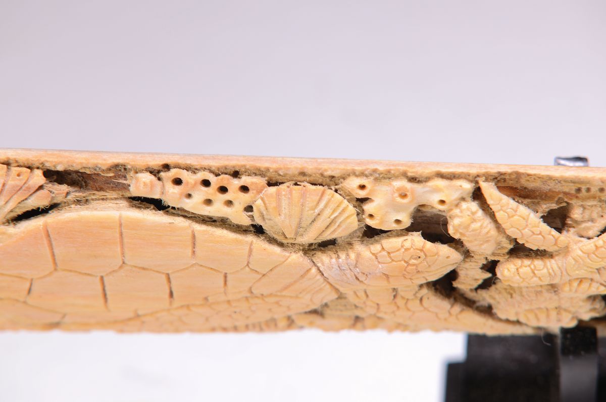 Detail a: Fein geschnitzter großer patinierter Schwertfisch-Stoßzahn mit Schildkröten, 88x10x5cm für Xiphias Gladius, Indonesien, 83 cm, nicht Cites ...