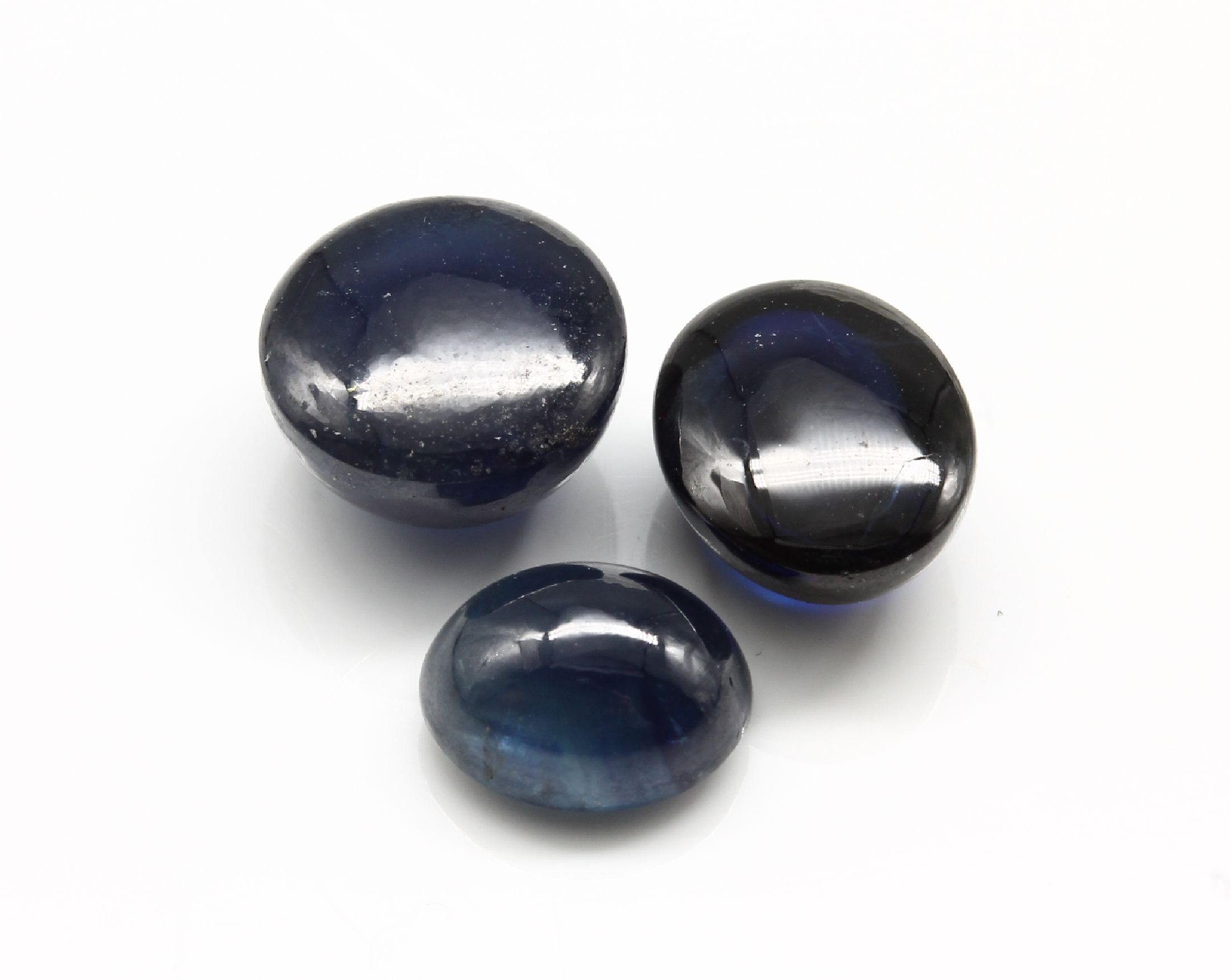 Detail a: Lot 18 lose Saphire zus. ca. 36.07 ct, Cabochons in versch. Größen, Formen und Farbnuancen