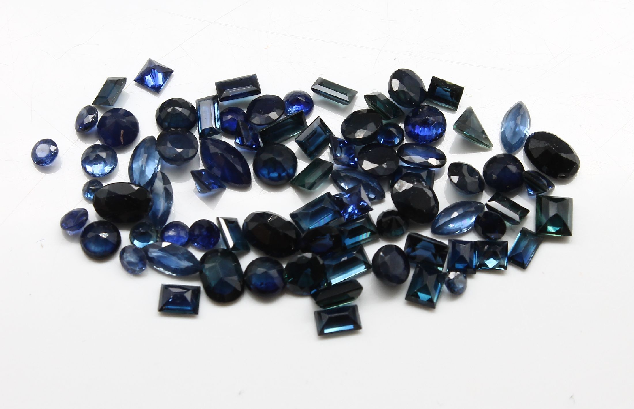 Detail b: Lot lose Saphire zus. ca. 20.87 ct, versch. Größen, Schliffformen und Farbnuancen