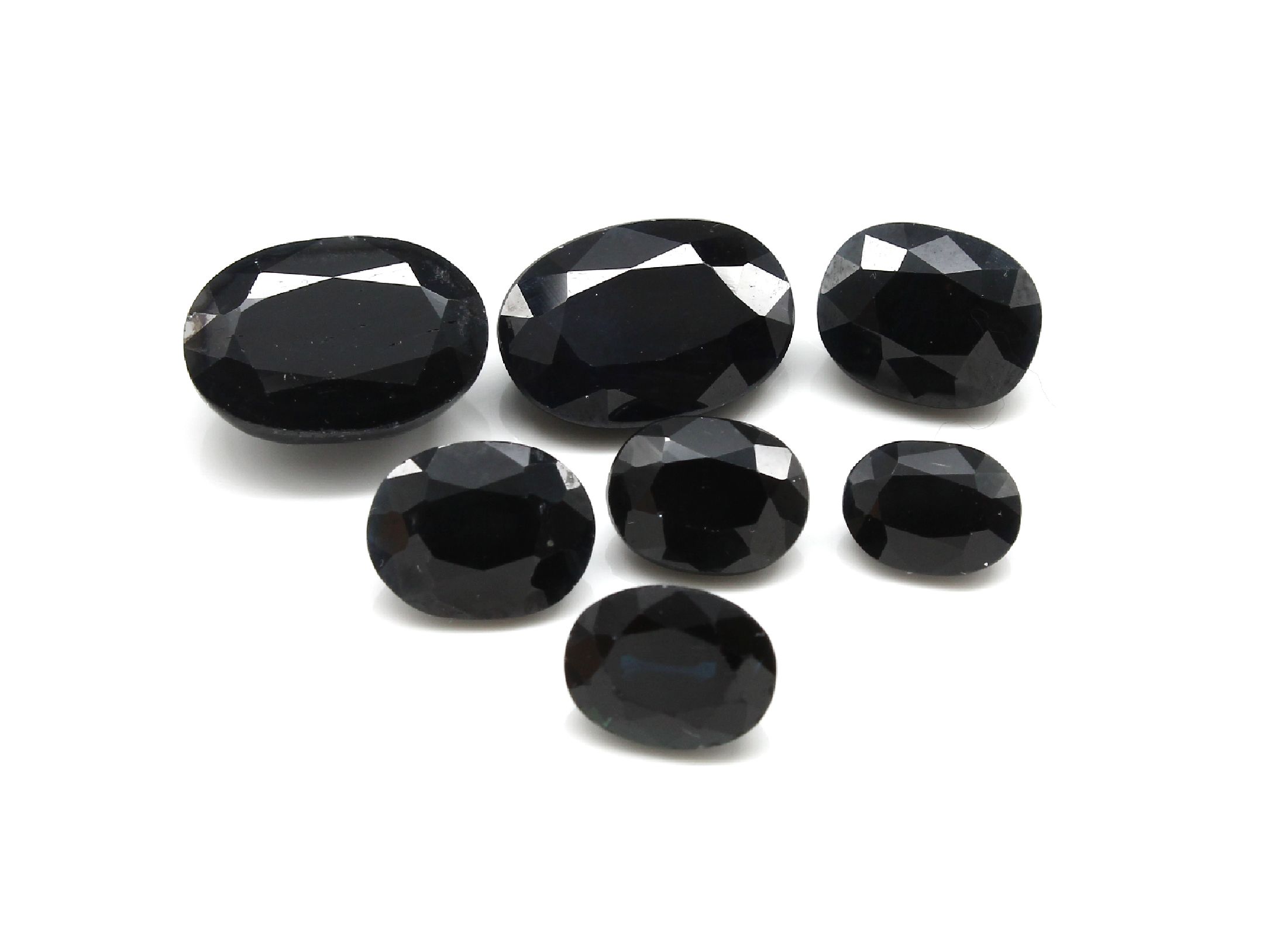 Lot 7 Saphire zus. ca. 27.10 ct, ovalfacett. in versch. Größen