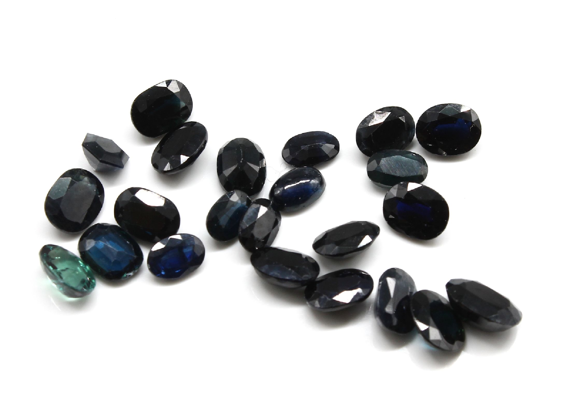 Detail b: Lot lose Saphire zus. ca. 21.44 ct, ovalfacett. in versch. Größen und Farbnuancen,Ausfassware