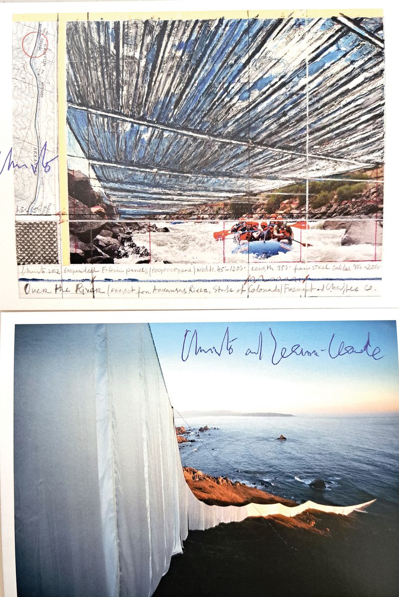 Detail l: Christo, Konvolut aus 3 Offsets aus verschiedenen Projekten, jeweils handsign., Christo und teilweise zusätzlich seiner Frau Jeanne-Claude, Over The ...