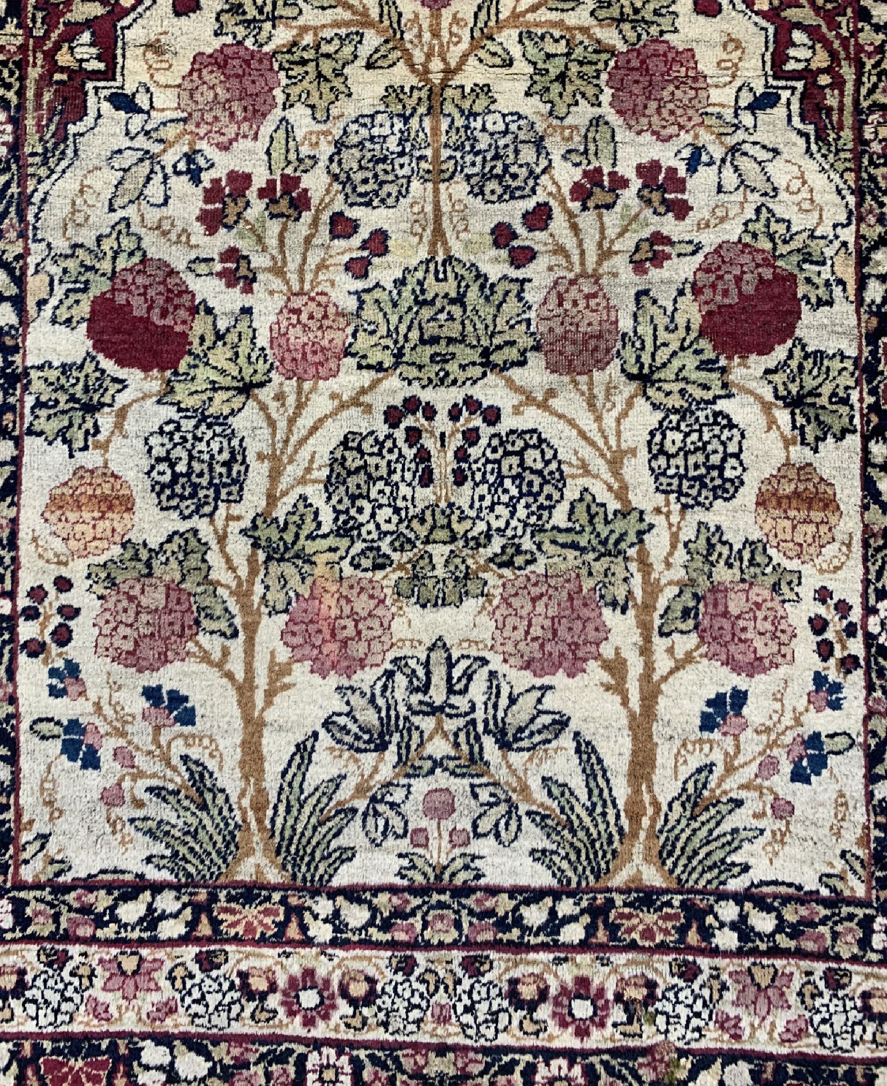 Detail b: Antiker Kerman, Persien, um 1900, Wolle aufBaumwolle, ca. 139 x 87 cm, EHZ: 3