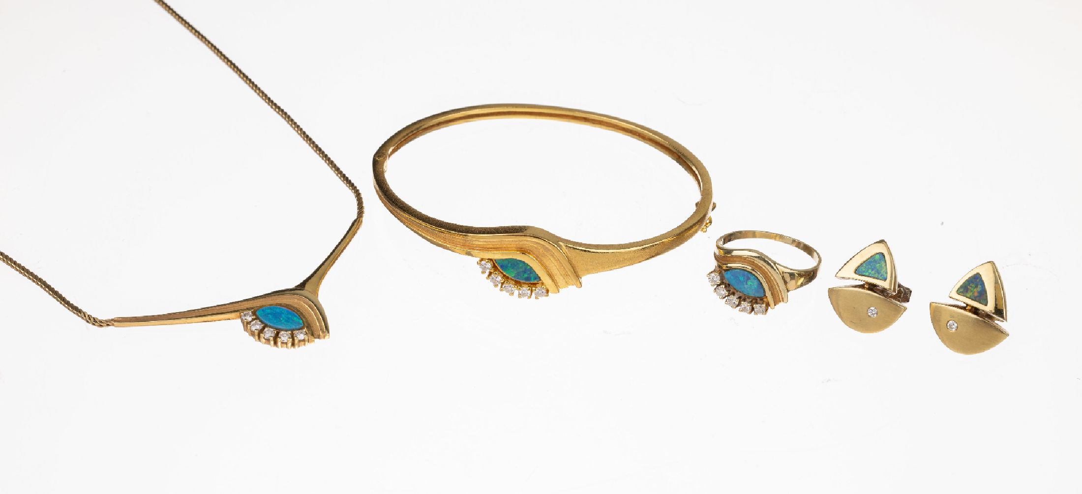 14 kt Gold Opal-Brillant-Schmuckset, GG 585/000, best. aus: Collier, Ring, Armband und Paar Ohrstecker, 5 Opaltripletten, 17 Brillanten zus. ca. ...