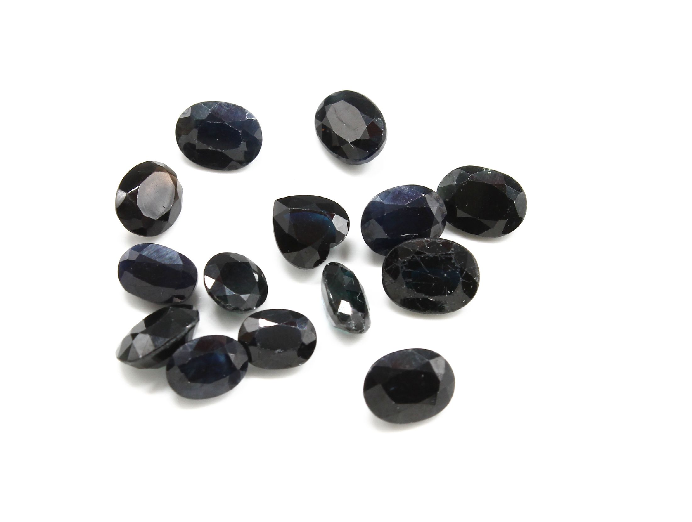 Detail b: Lot 14 lose Saphire, zus. ca. 20.21 ct, versch. Schliffformen und Größen