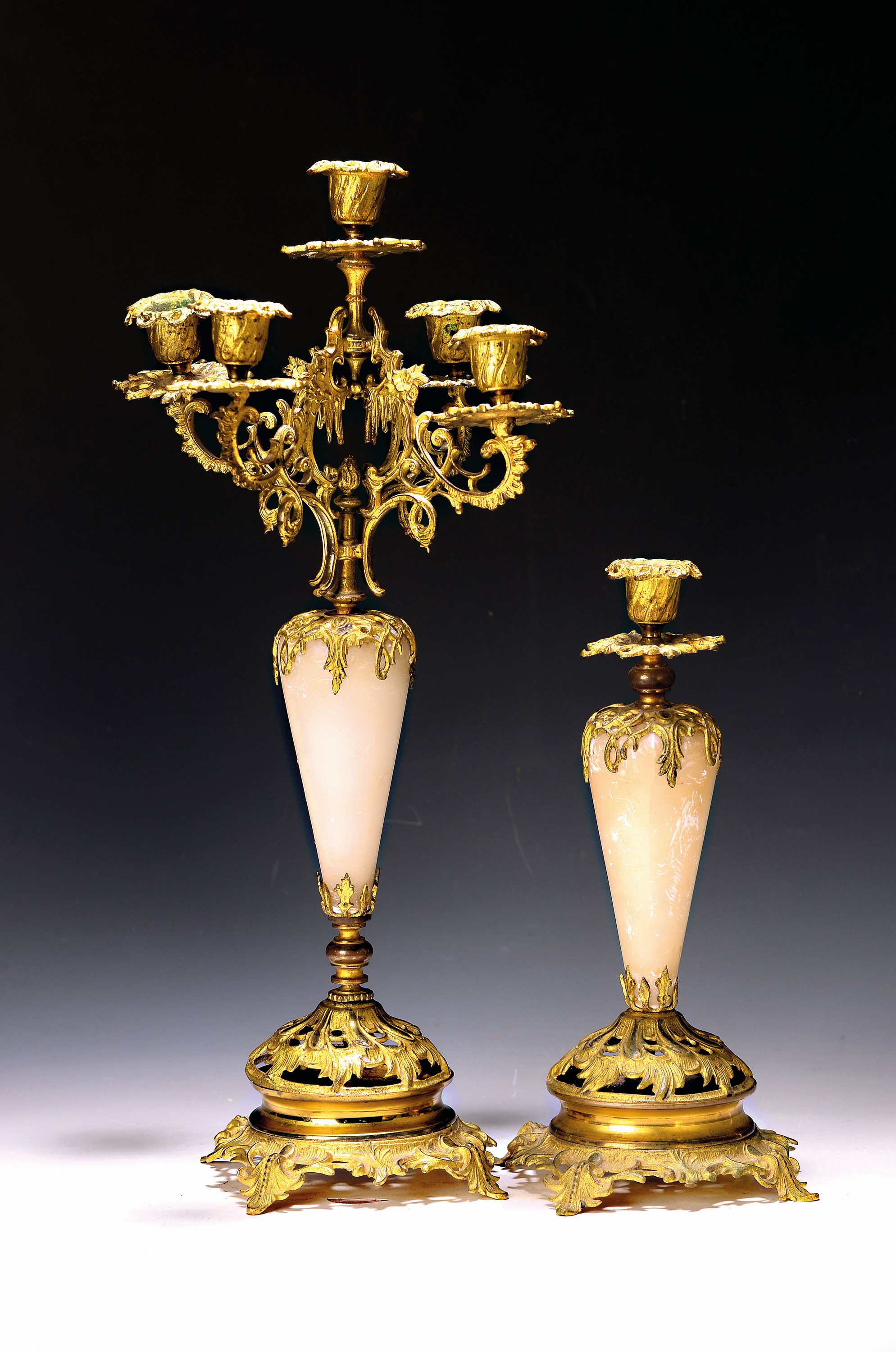 2 Kerzenleuchter, um 1900, Alabasterkorpus, Messingmontur, Akanthusdekor, großer 5-flammiger Leuchter und kleinerer einflammiger Leuchter, Alabaster ...