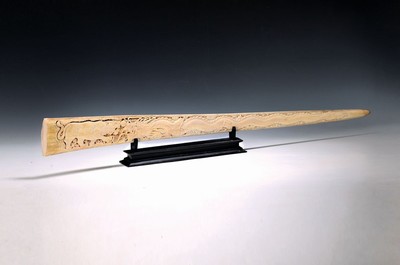 Image 26711617 - Fein geschnitzter großer patinierter Schwertfisch-Stoßzahn mit Drachen-Tiger- Motiv