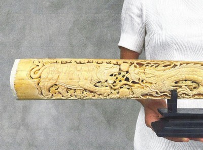 26711617a - Fein geschnitzter großer patinierter Schwertfisch-Stoßzahn mit Drachen-Tiger- Motiv