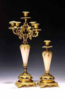 Image 26711686 - 2 candlesticks, around 1900, alabaster body, brass fittings, acanthus decoration, large 5- flame candlestick and smaller single-flame candlestick, made of alabaster, partly bent, height 30/47 cm
