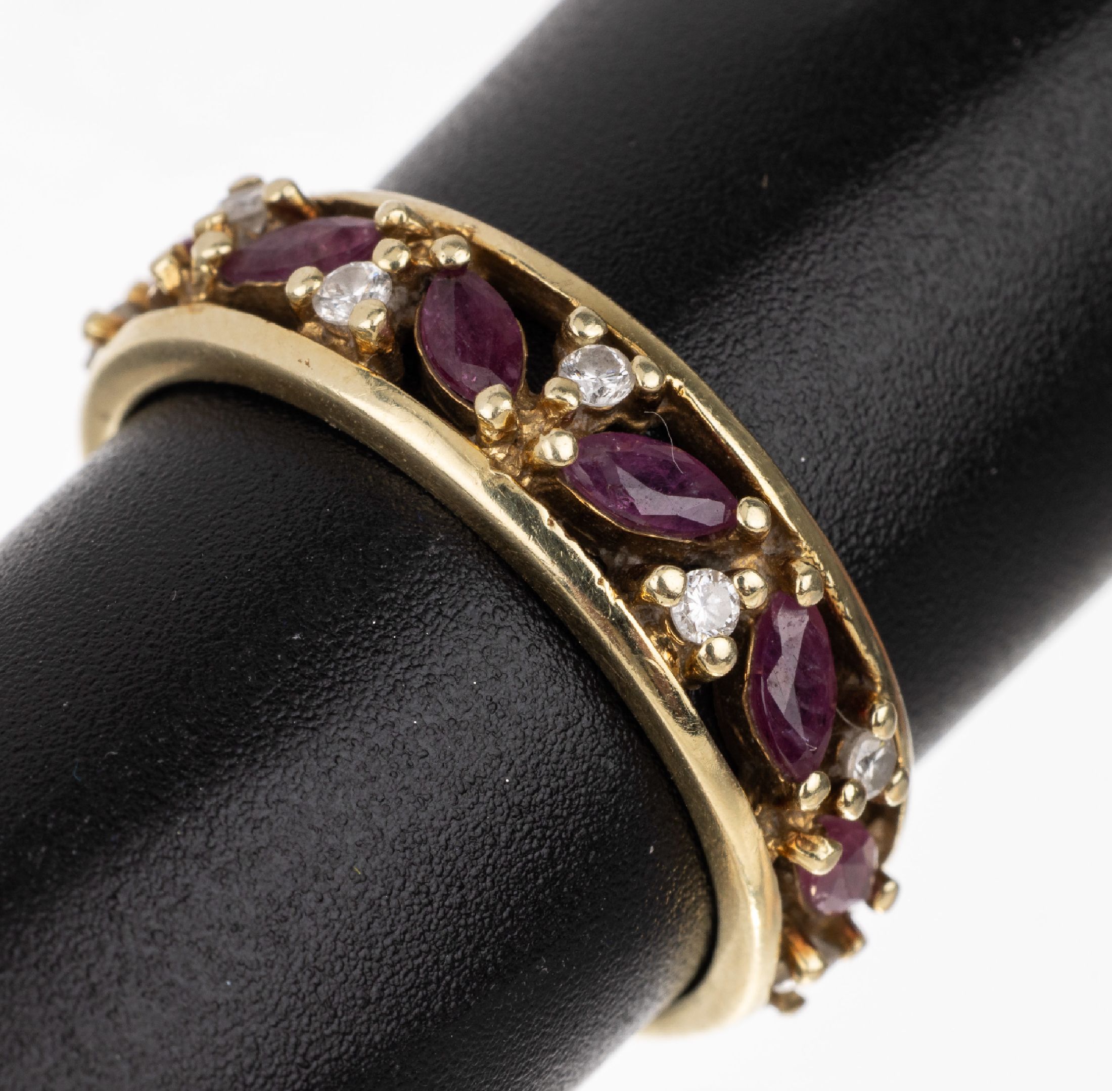 14 kt Gold Rubin-Brillant-Ring, GG 585/000, 6 Rubin-Navettes zus. ca. 0.40 ct, 7 Brillanten zus. ca. 0.12 ct Weiß/si, total ca. 4.1 g, RW 56