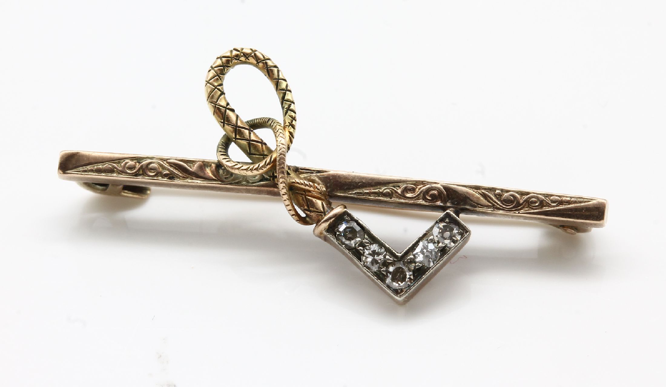 8 kt Gold Diamant-Brosche, RG 333/000 und Silber, um 1900, aufgelegtes Lasso, graviert, Altschliff-Diamanten zus. ca. 0.08 ct Weiß/si, L. ca. 3.5 cm