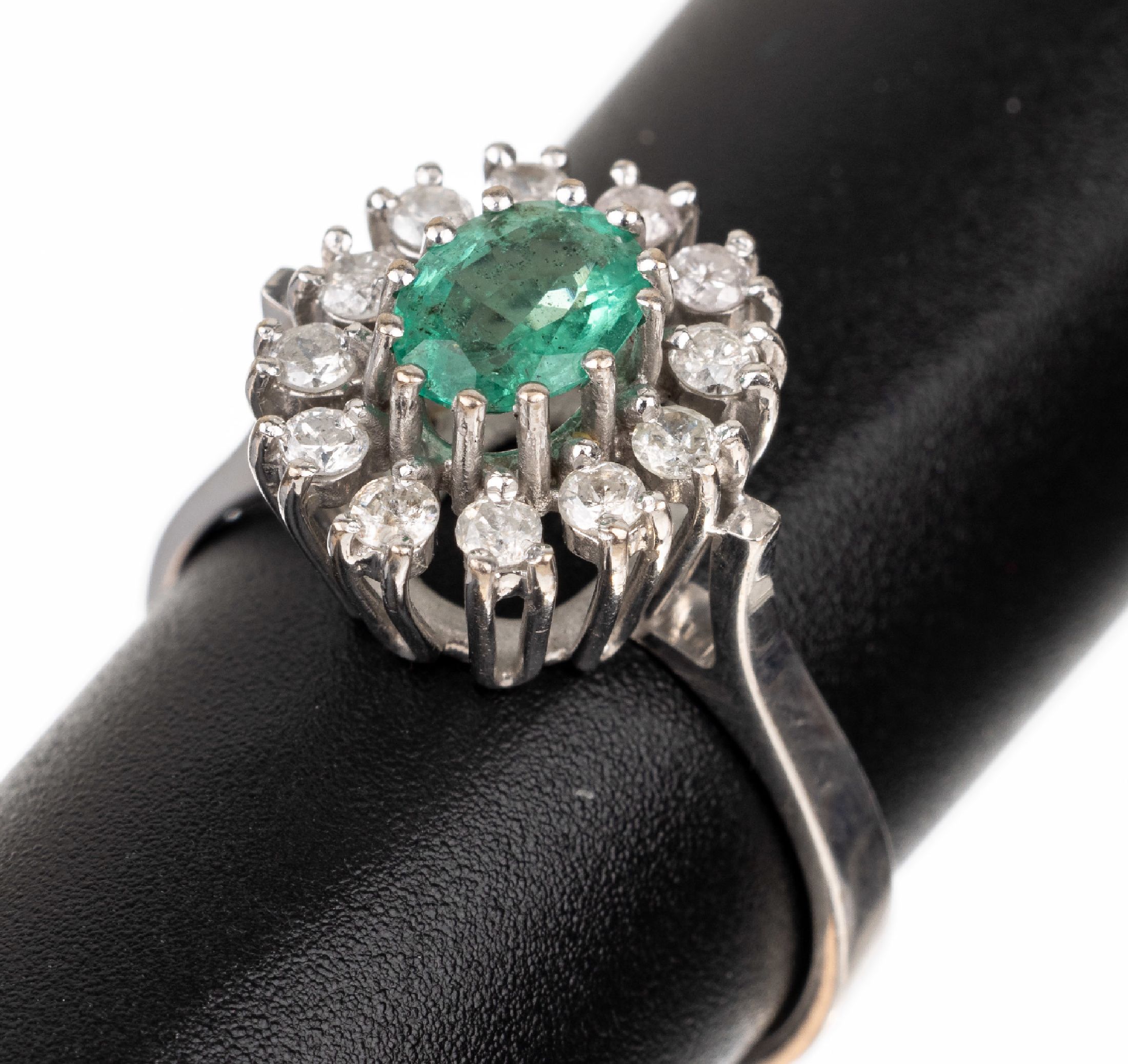 18 kt Gold Smaragd-Brillant-Ring, GG 750/000, ovalfacett. Smaragd ca. 0.60 ct, 12 Brillanten zus. ca. 0.30 ct Weiß/p, RW 55, total ca. 4.6 g