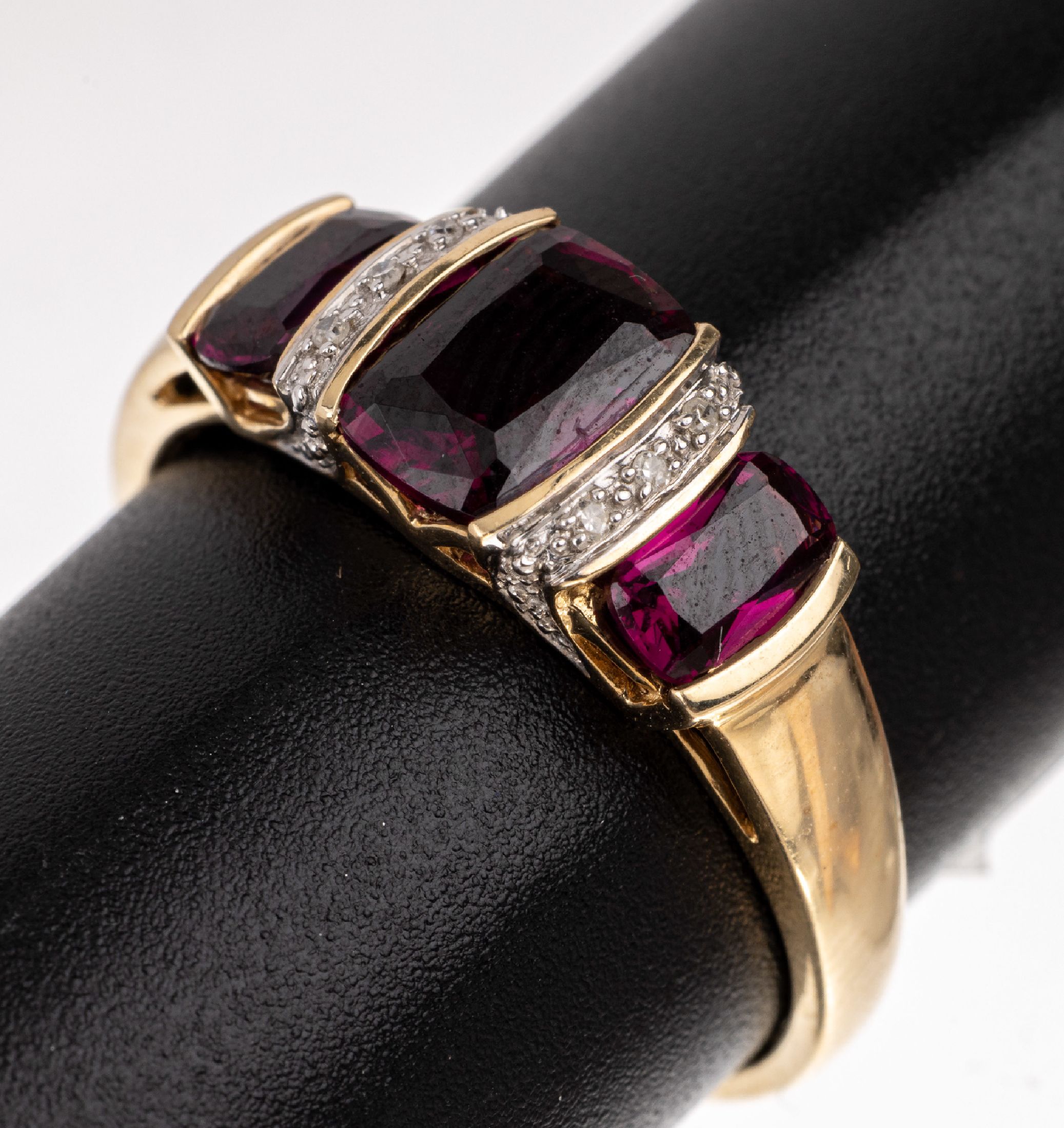 14 kt Gold Granat-Diamant-Ring, GG 585/000, 3 facett. Almandin-Granate zus. ca. 1.0 ct,6 8/8-Diamanten in rhod. Fassungen zus. ca. 0.05 ct Weiß/si, ...