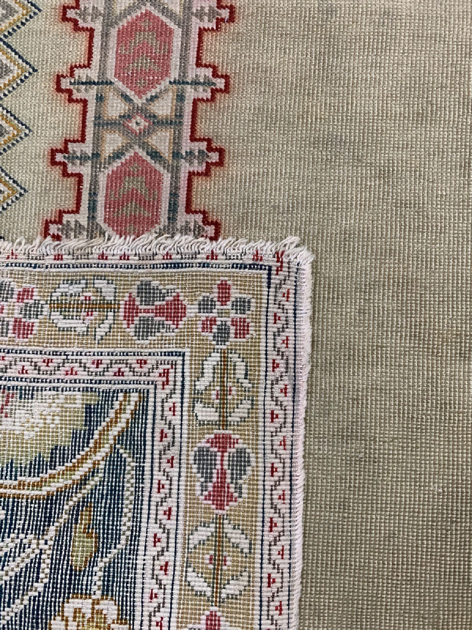 Detail e: Antiker Giordes, Türkei, um 1900, Wolle aufBaumwolle, ca. 175 x 135 cm, EHZ: 3-4