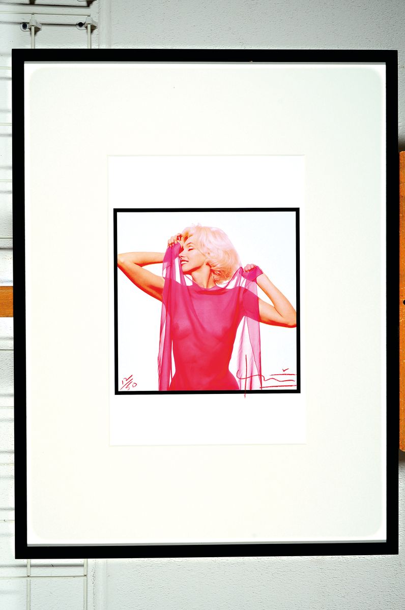 Bert Stern , 1929-2013, Fotografie auf dickem mattem Fotopapier, Drucktechnik: hochwertiger Iris-Print, Titel: Marilyn in Fuchsia Scarf", ...