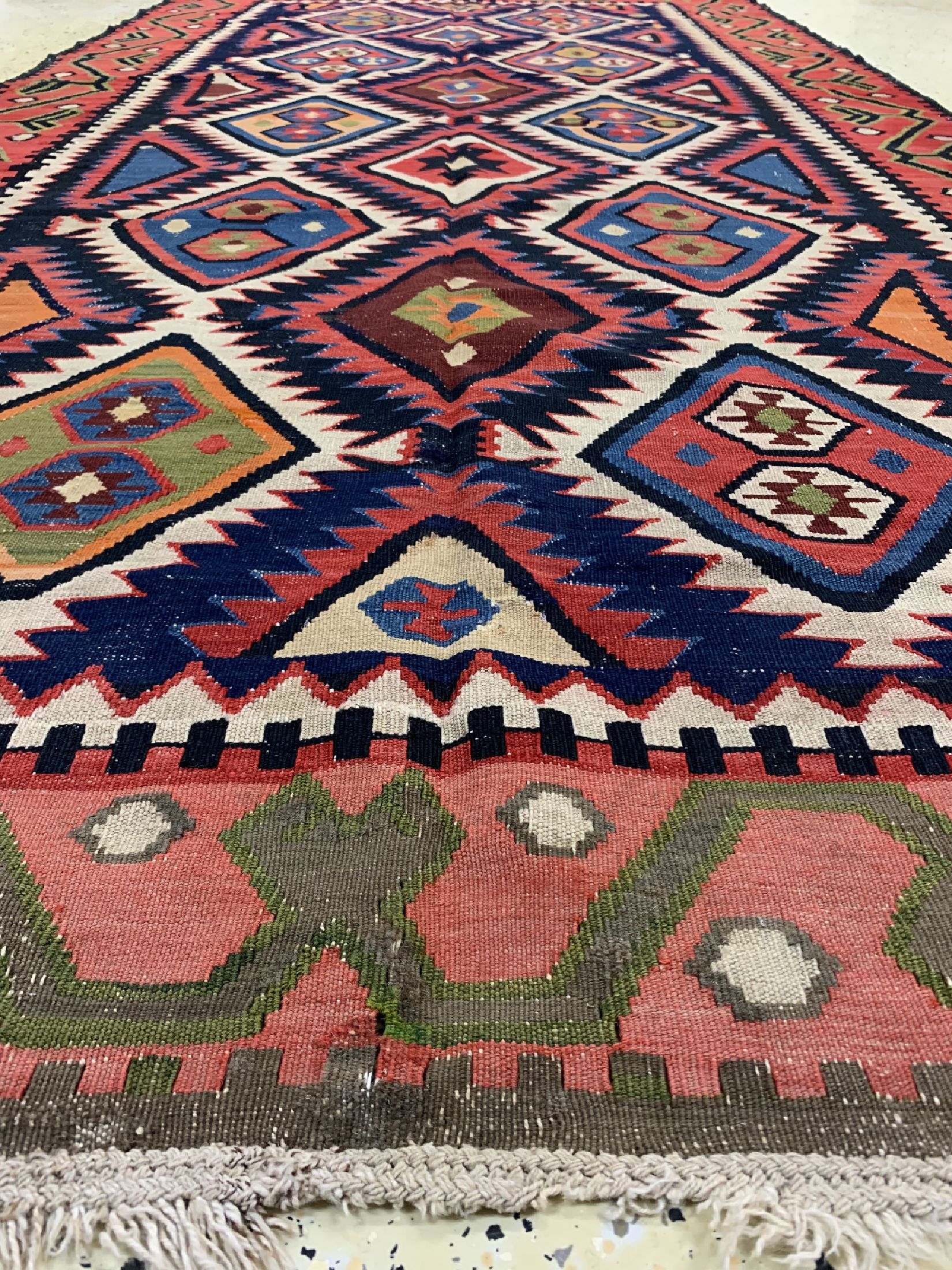 Detail c: Shahsawan Kelim, Persien, um 1940, Wolle auf Baumwolle, ca. 310 x 154 cm, EHZ: 2