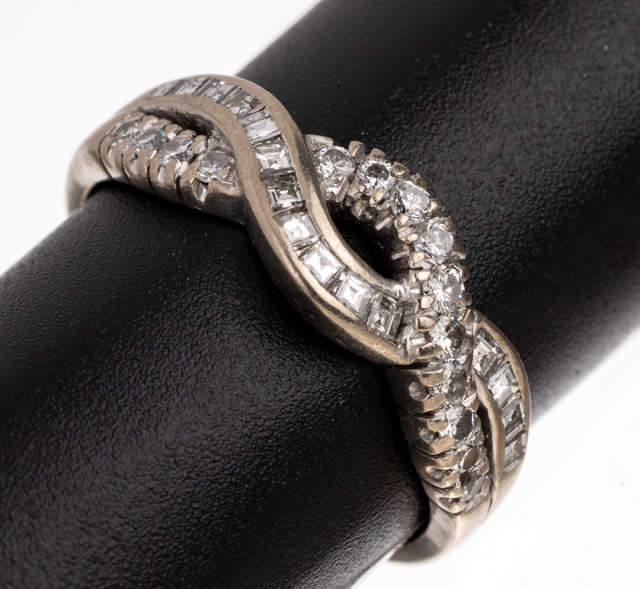 18 kt Gold Diamant-Ring, WG 750/000, 15 Diamant-Karrees und 14 Brillanten zus. ca. 0.70 ct Weiß/vs, RW 58, total ca. 5.0 g