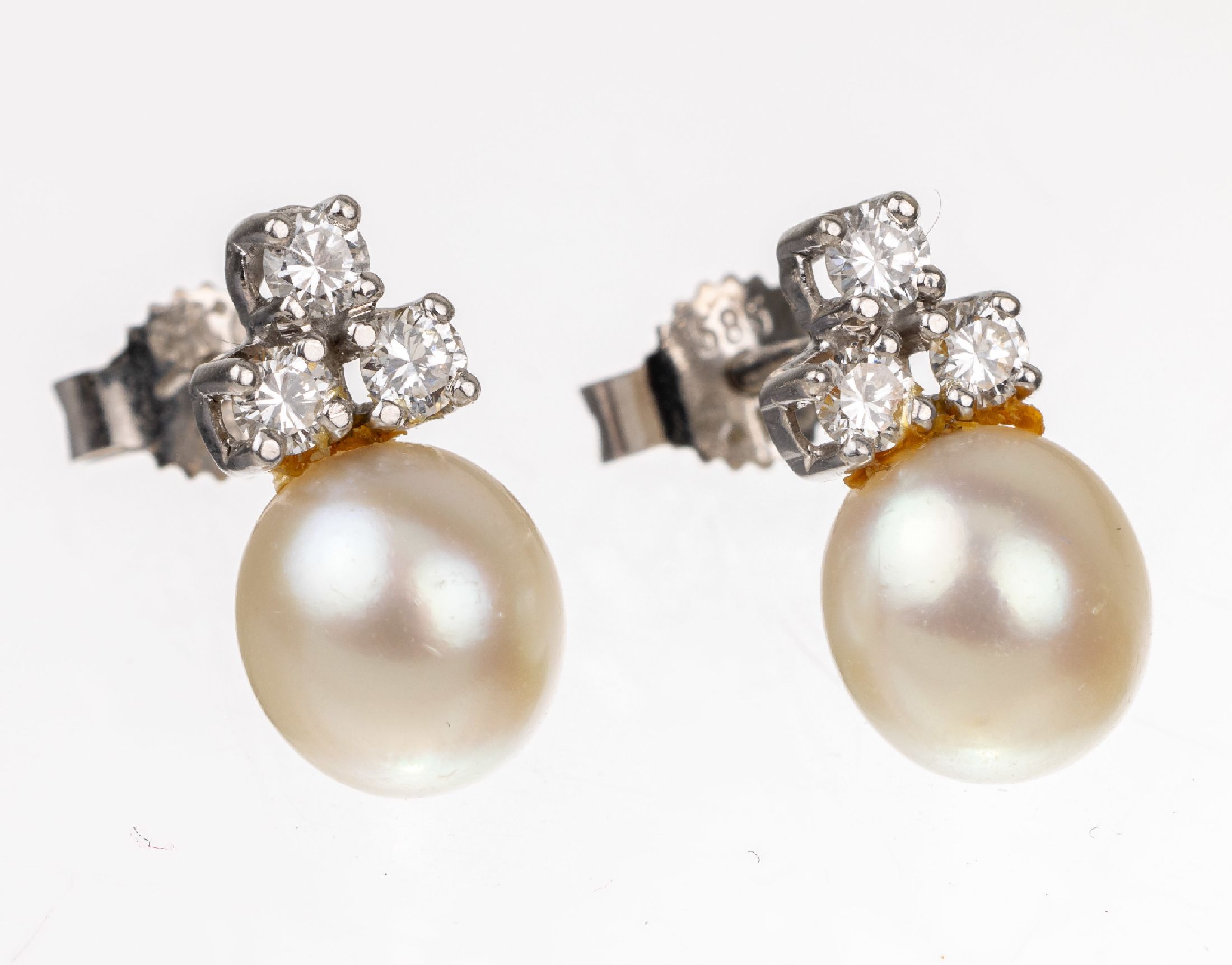 Paar 14 kt Gold Perl-Brillant-Ohrstecker, WG 585/000, 2 Akoyazuchtperlen D ca. 8 mm, 6 Brillanten zus. ca. 0.30 ct Weiß/vs, total ca. 2.8 g