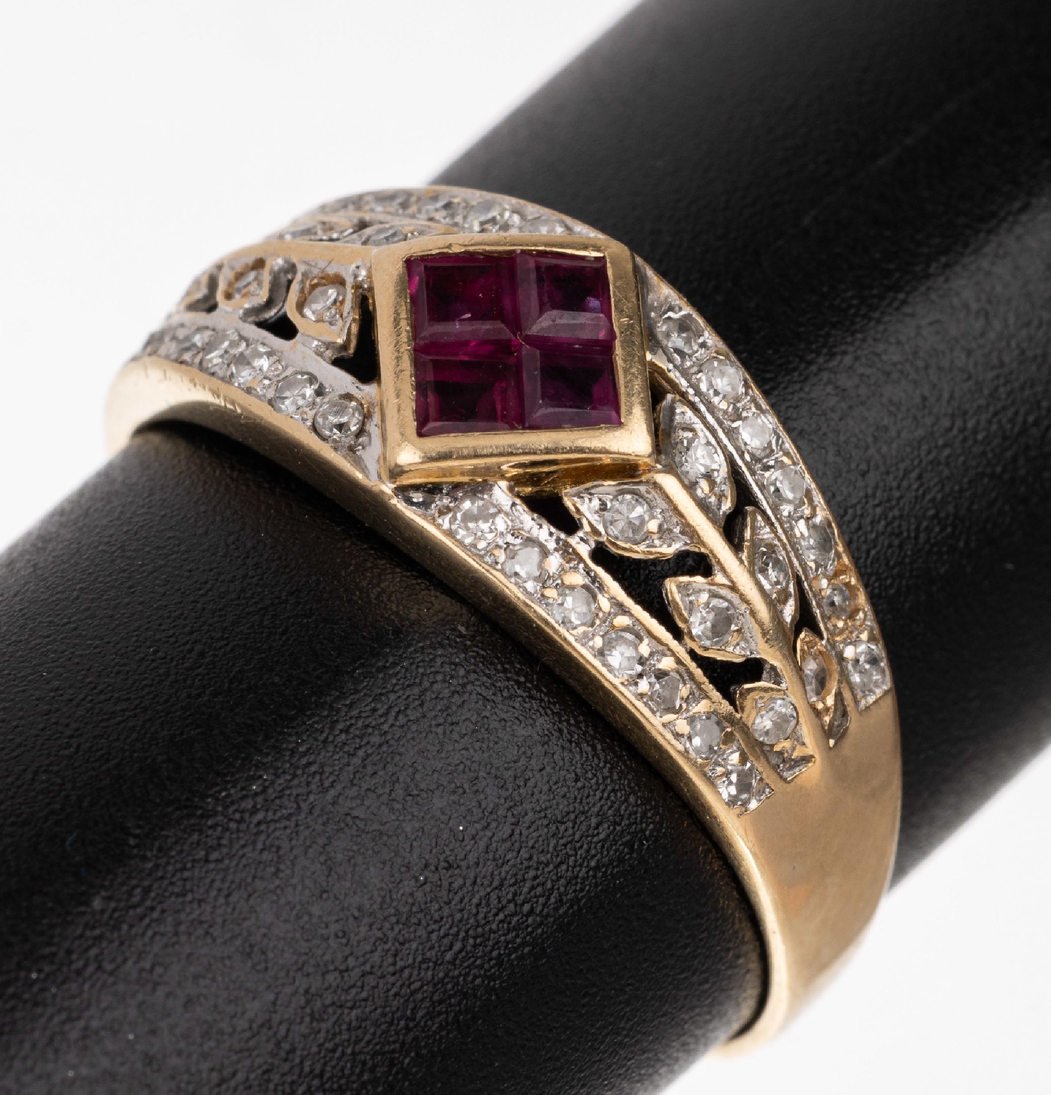 14 kt Gold Rubin-Diamant-Ring, GG/WG 585/000, 4 Rubin-Karrees zus. ca. 0.30 ct, 8/8-Diamanten zus. ca. 0.50 ct Weiß/i-p 1, 1 Stein fehlt, total ca. ...