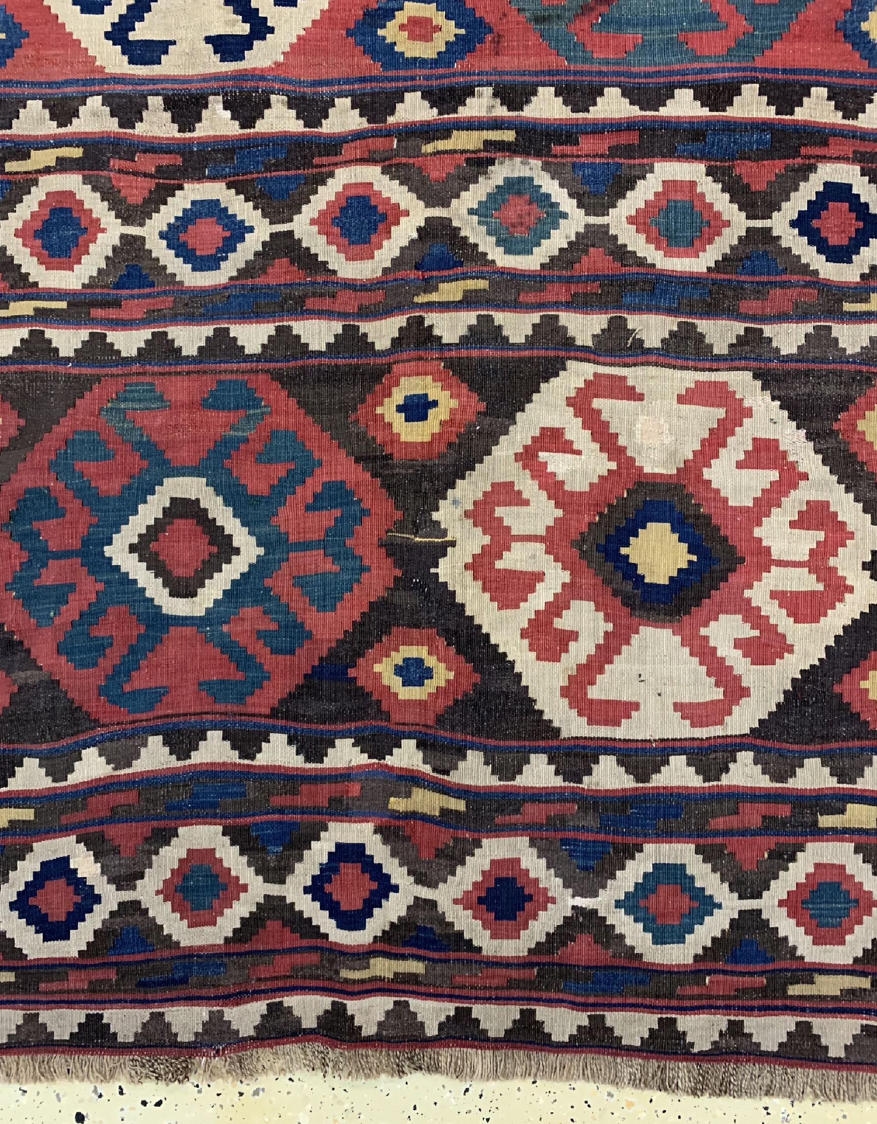 Detail b: Antiker Kuba Kelim, Kaukasus, 19.Jhd, Wolleauf Wolle, ca. 340 x 210 cm, EHZ: 2(Restauriert)