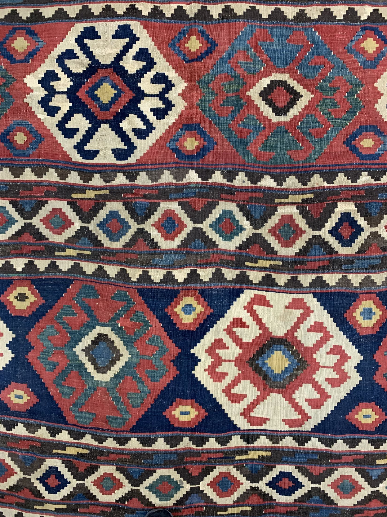 Detail c: Antiker Kuba Kelim, Kaukasus, 19.Jhd, Wolleauf Wolle, ca. 340 x 210 cm, EHZ: 2(Restauriert)