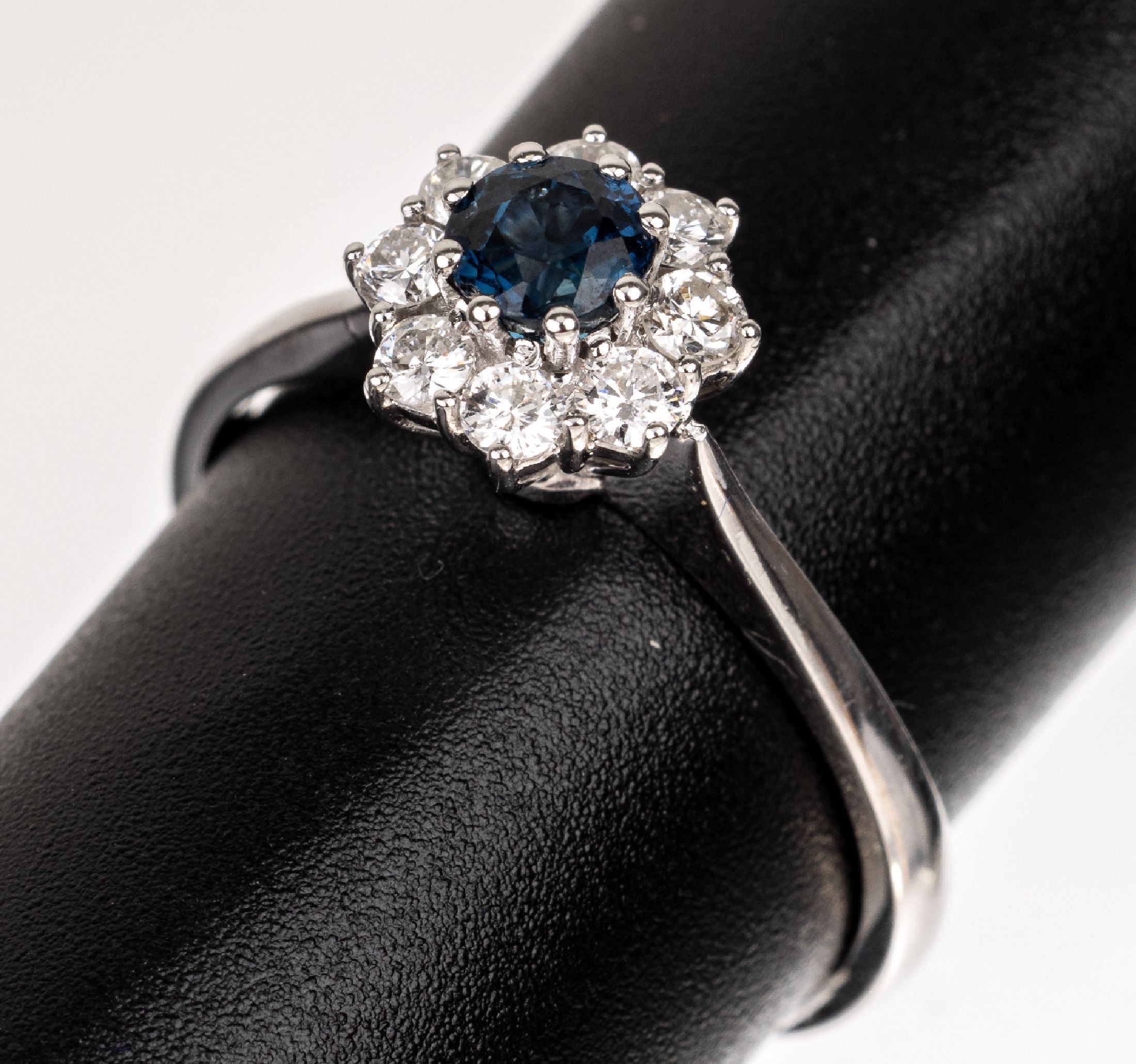 18 kt Gold Saphir-Brillant-Ring, WG 750/000, rundfacett. Saphir ca. 0.30 ct, 8 Brillanten zus. ca. 0.40 ct feines Weiß-Weiß/lr-vs, total ca. 3.2 ...