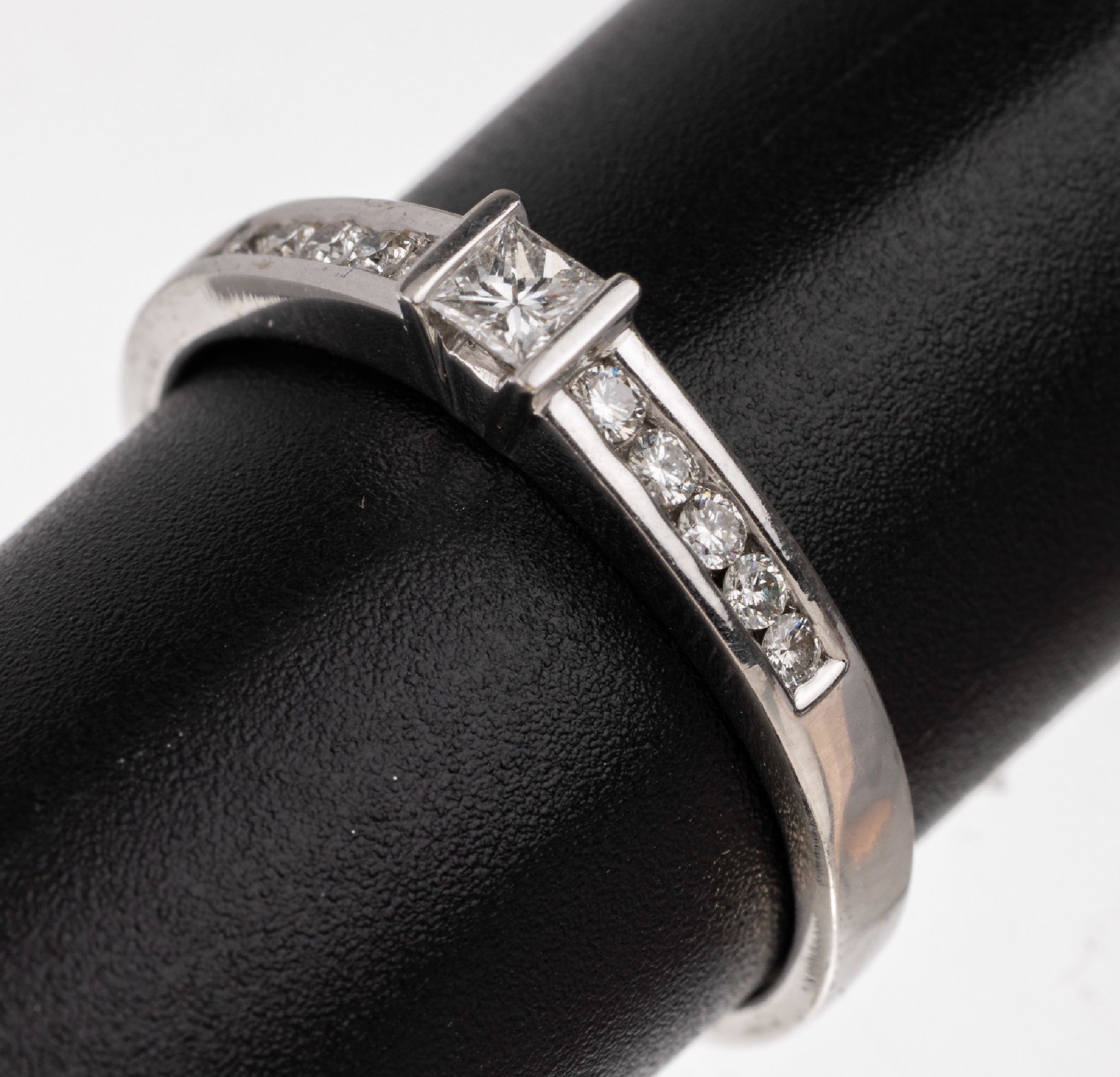 18 kt Gold Brillant-Ring, GG 750/000, 1 Diamant im Princess Cut ca. 0.15 ct, 10 Brillanten zus. ca. 0.20 ct Weiß/lr-vs, RW 60, total ca. 4.1 g