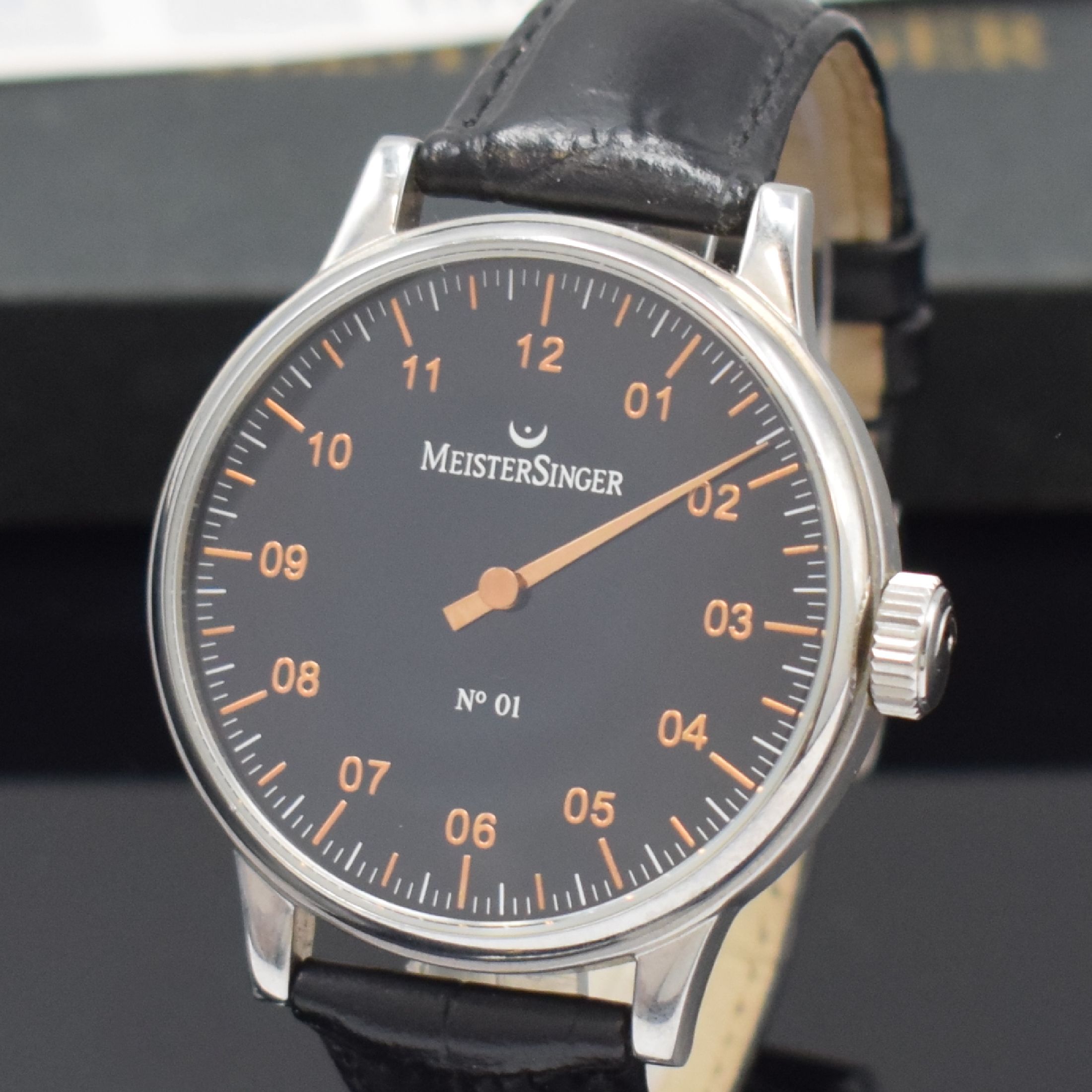 Detail a: MEISTERSINGER No 1 Herrenarmbanduhr in Stahl, Schweiz verk. lt. beil. Garantie 12/2008, Handaufzug, beids. vergl. Geh., Boden verschr., orig. ...