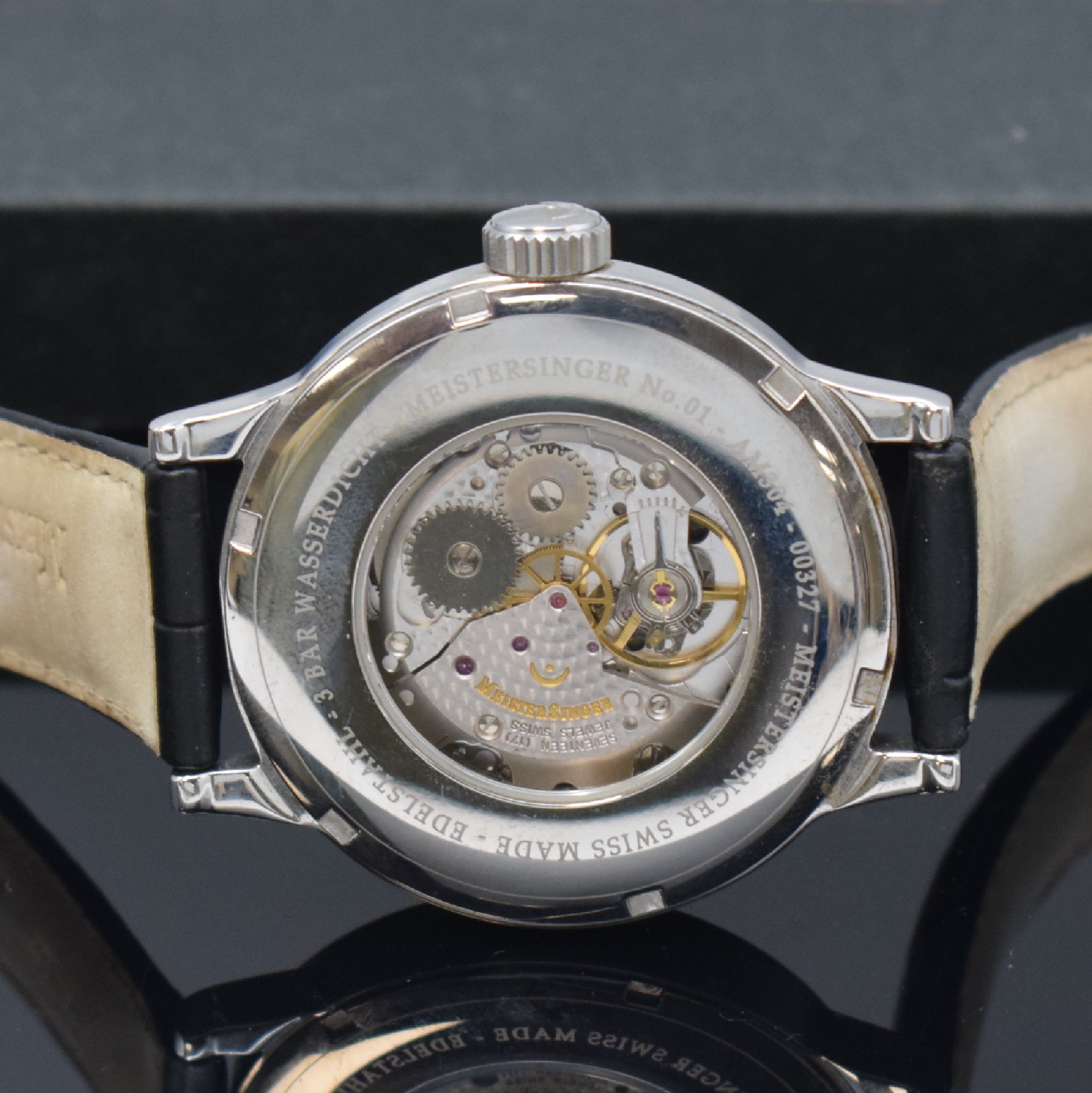 Detail d: MEISTERSINGER No 1 Herrenarmbanduhr in Stahl, Schweiz verk. lt. beil. Garantie 12/2008, Handaufzug, beids. vergl. Geh., Boden verschr., orig. ...