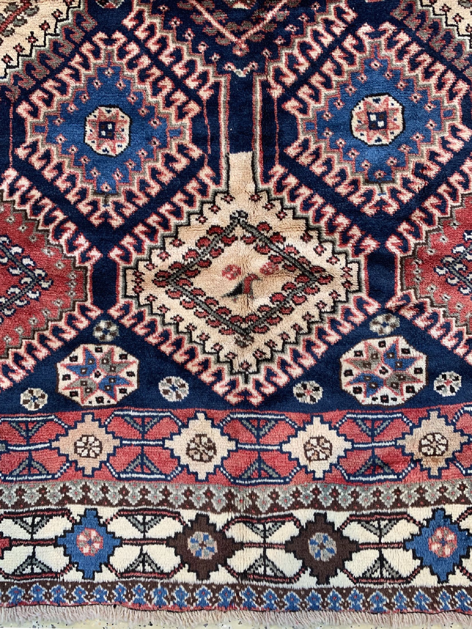 Detail b: Ghaschgai alt, Persien, um 1950, Wolle auf Wolle, ca. 290 x 205 cm, Mottenfraß, EHZ: 2
