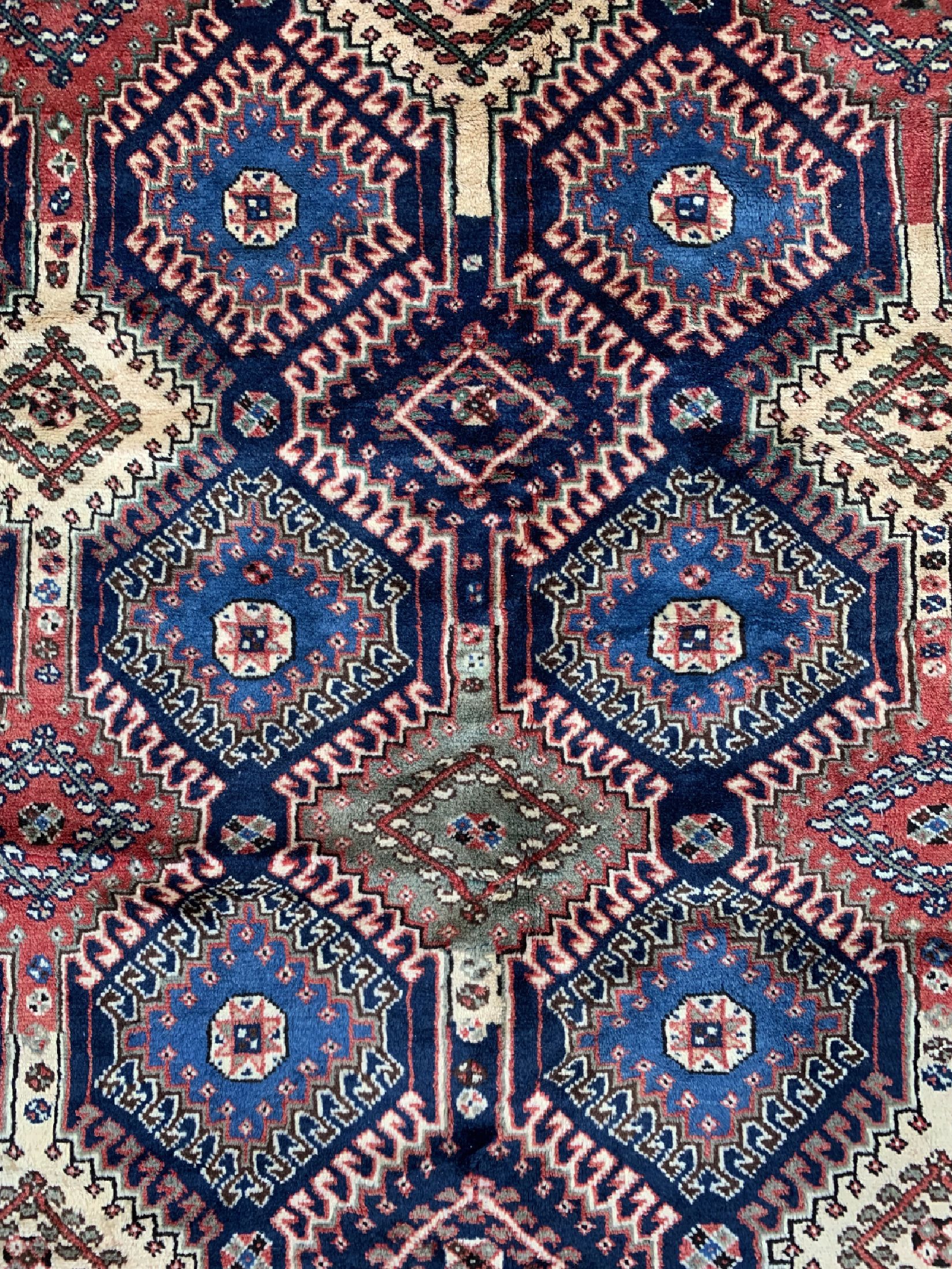 Detail c: Ghaschgai alt, Persien, um 1950, Wolle auf Wolle, ca. 290 x 205 cm, Mottenfraß, EHZ: 2