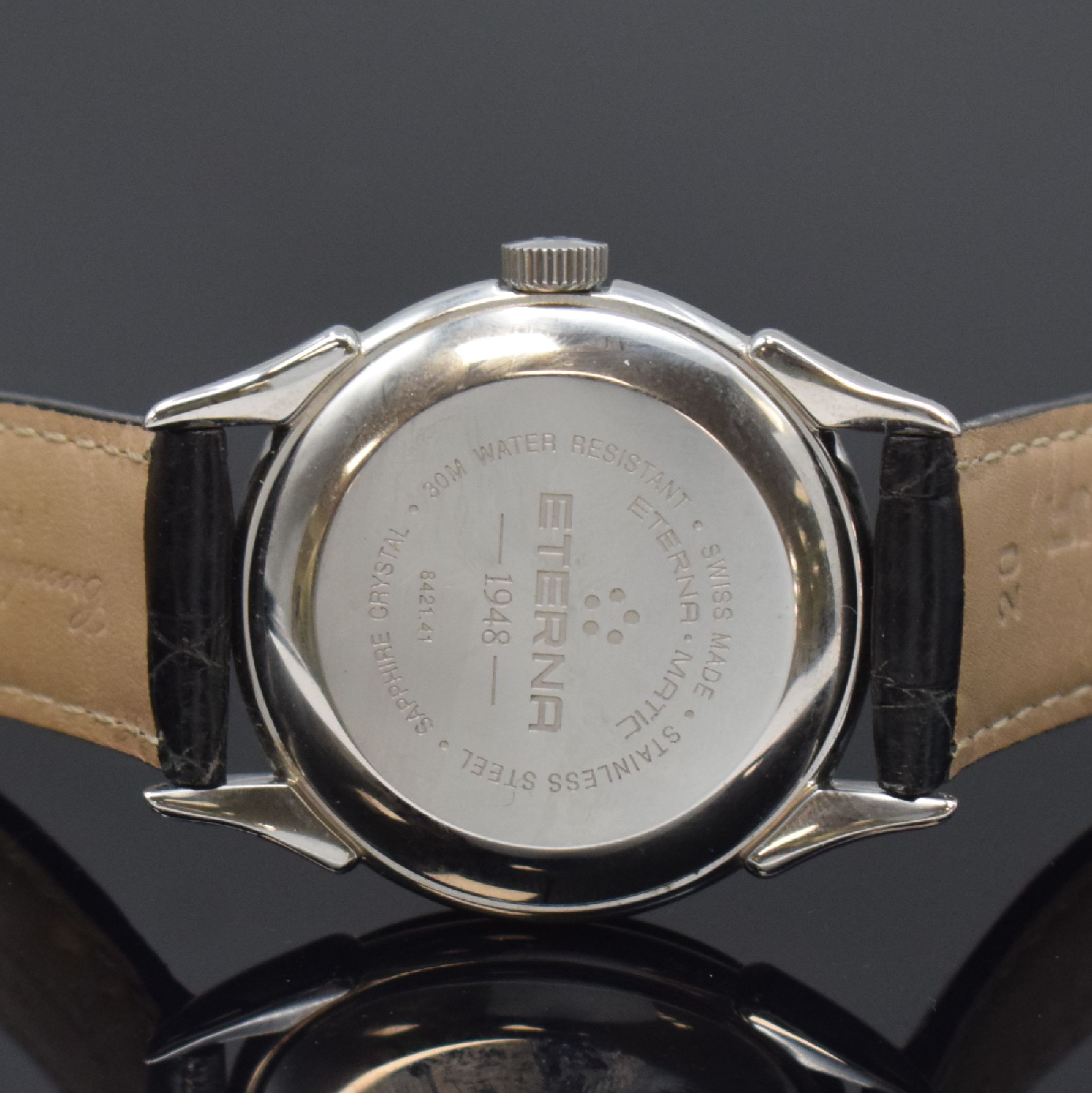 Detail d: ETERNA-MATIC 1948 Herrenarmbanduhr in Stahl, Schweiz um 1995, Automatik, Boden aufgedr., orig. Lederband m. Dornschl., Saphirgl., silb. Zifferbl. m. ...