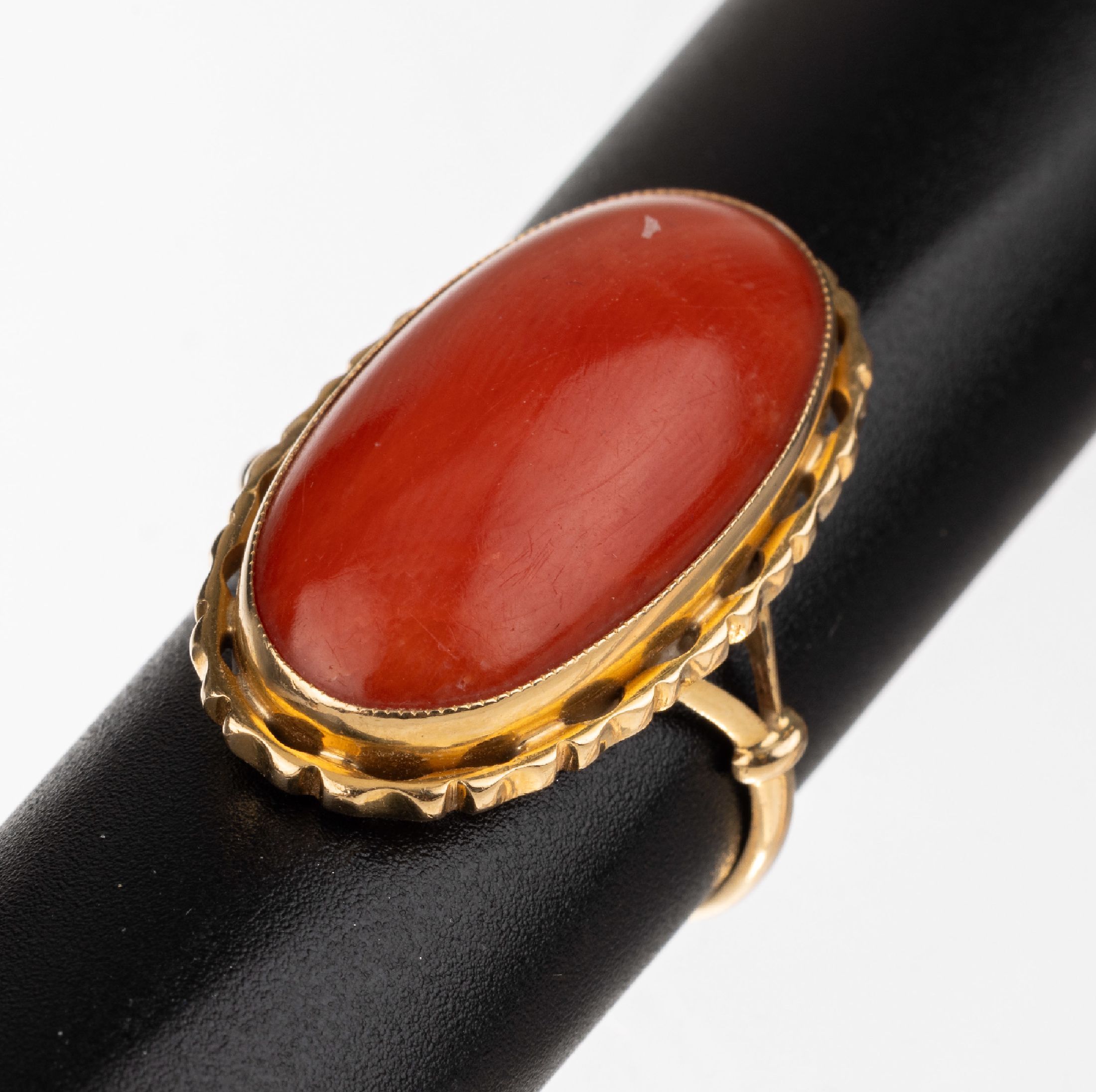 18 kt Gold Korallen-Ring, RG 750/000, gepr., 1960er Jahre, großer ovaler Korallencabochon, total ca. 7.6 g, RW 56, Versand nur innerhalb der EU