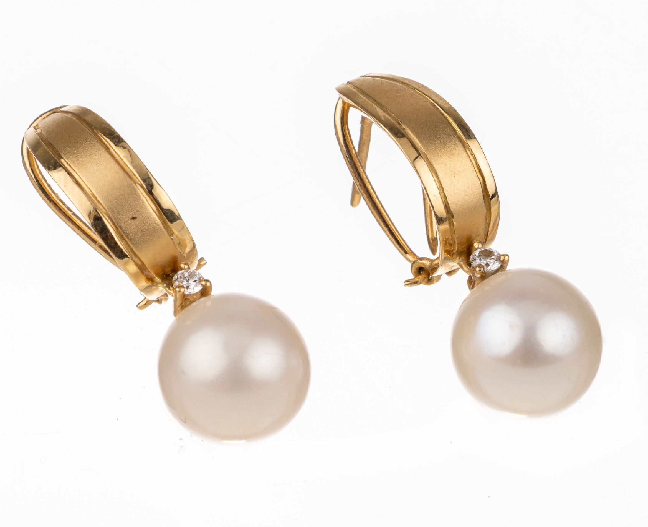 Paar 18 kt Gold Perl-Brillant-Ohrgehänge, GG 750/000, 2 Akoyazuchtperlen D ca. 10.1 mm, 2 Brillanten zus. ca. 0.06 ct Weiß/vs, teilsatiniert, ...