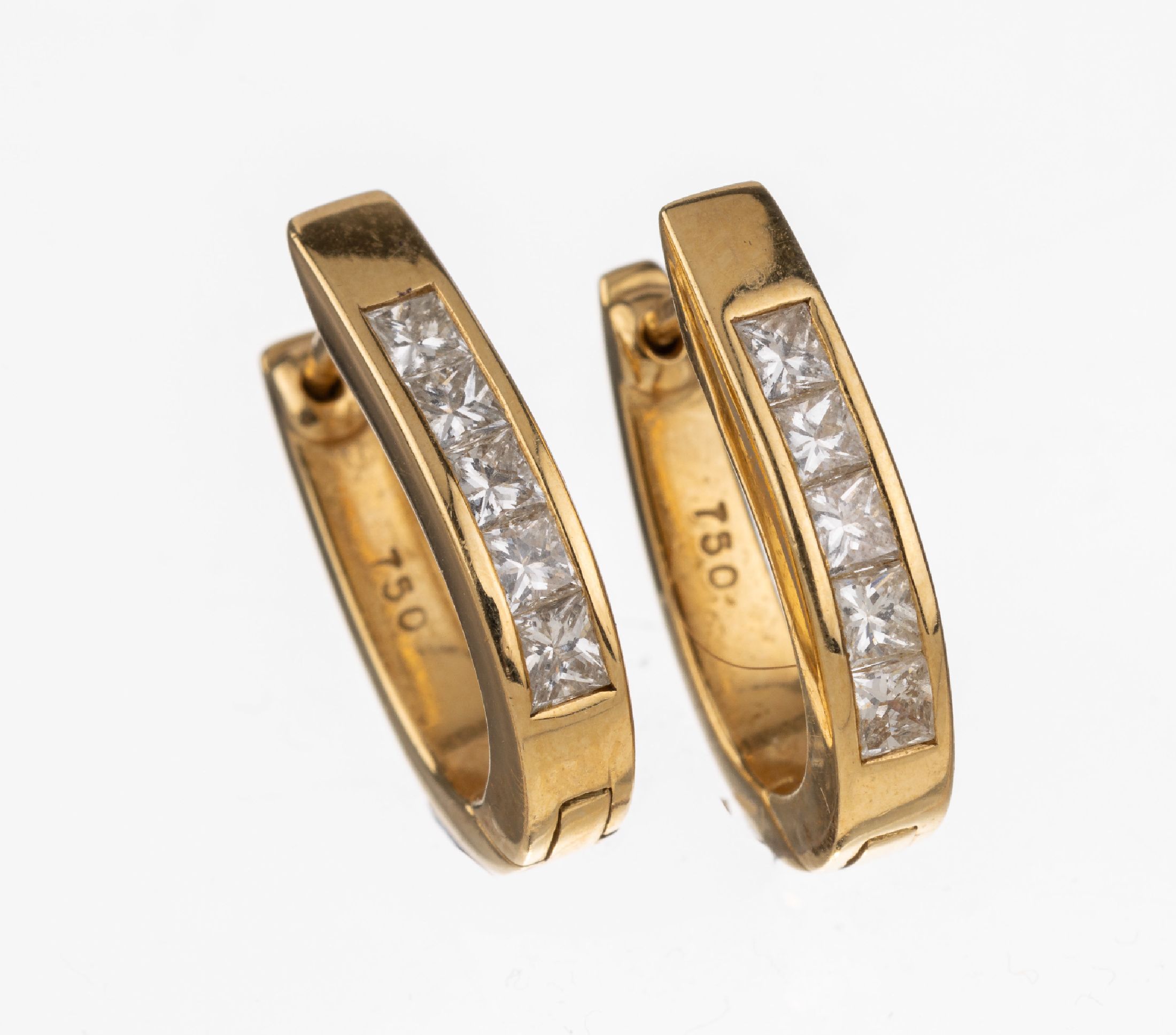 Paar 18 kt Gold Diamant-Ohrcreolen, GG 750/000, ovale Form, 10 Diamanten im Princess Cut zus. ca. 0.60 ct Weiß/lr-vs, total ca. 5.0 g, L. ca. 1.5 cm