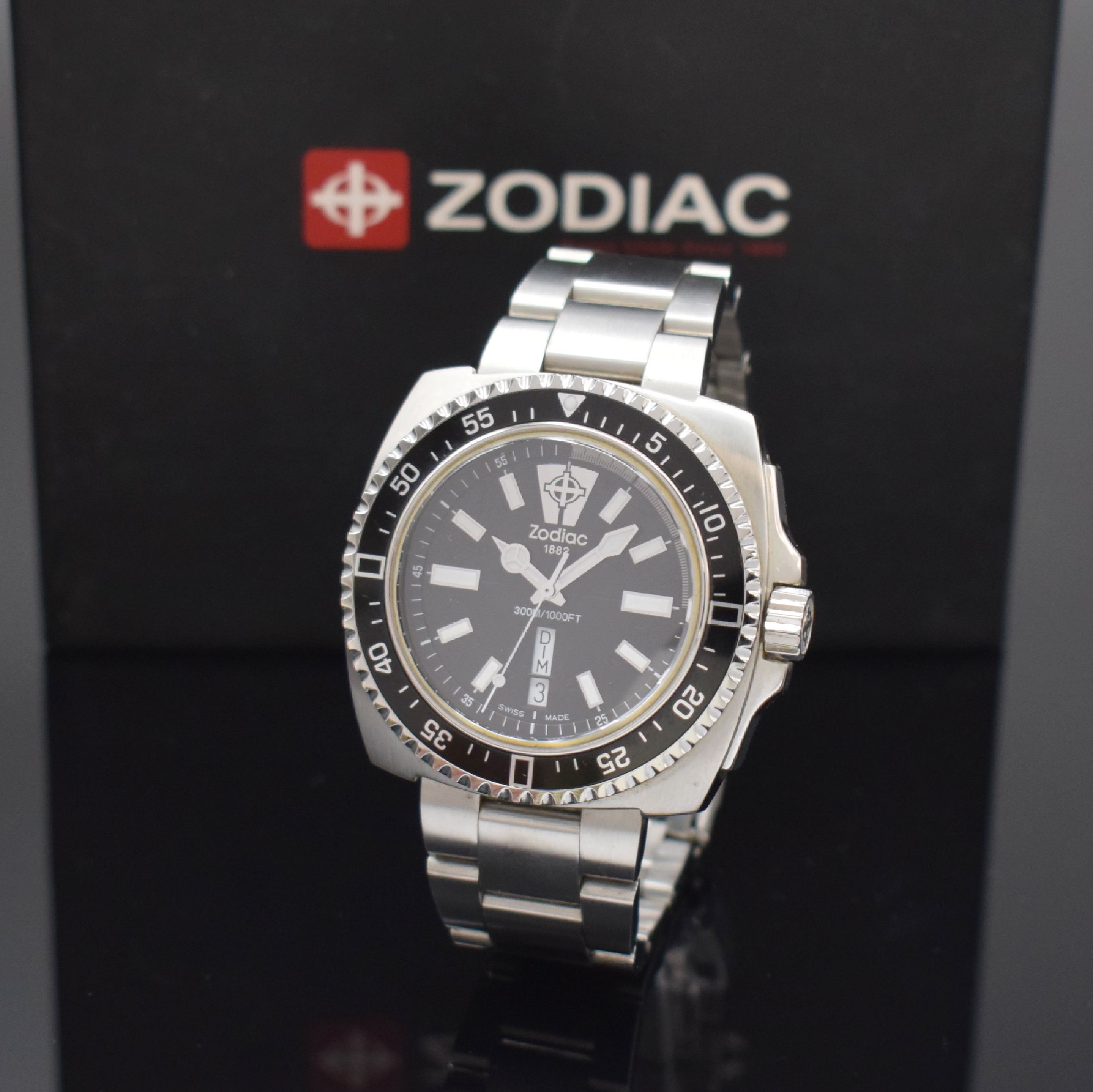 ZODIAC V-Wolf Herrenarmbanduhr in Stahl Referenz ZO2300, Schweiz verk. lt. beil. Pap. 12/2004, quarz, Boden u. Krone verschr., orig. Gliederband m. ...