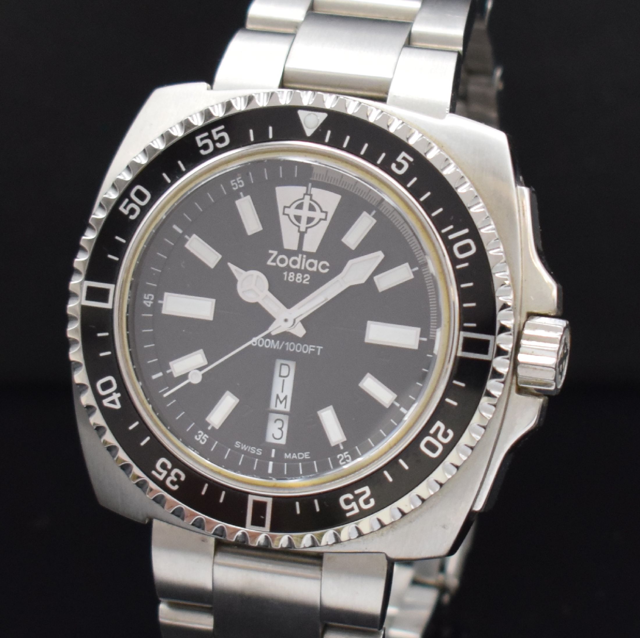 Detail a: ZODIAC V-Wolf Herrenarmbanduhr in Stahl Referenz ZO2300, Schweiz verk. lt. beil. Pap. 12/2004, quarz, Boden u. Krone verschr., orig. Gliederband m. ...
