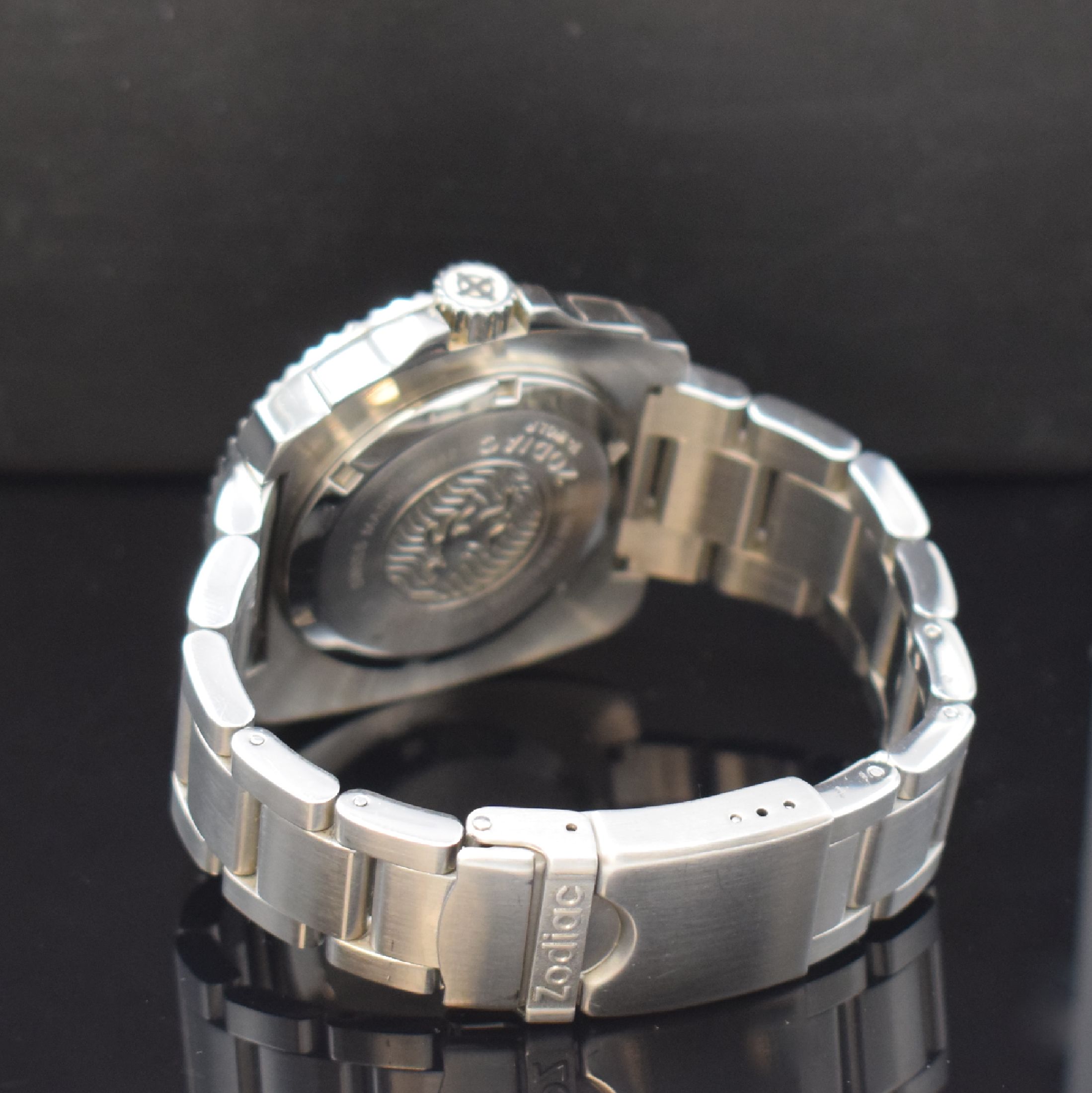 Detail b: ZODIAC V-Wolf Herrenarmbanduhr in Stahl Referenz ZO2300, Schweiz verk. lt. beil. Pap. 12/2004, quarz, Boden u. Krone verschr., orig. Gliederband m. ...