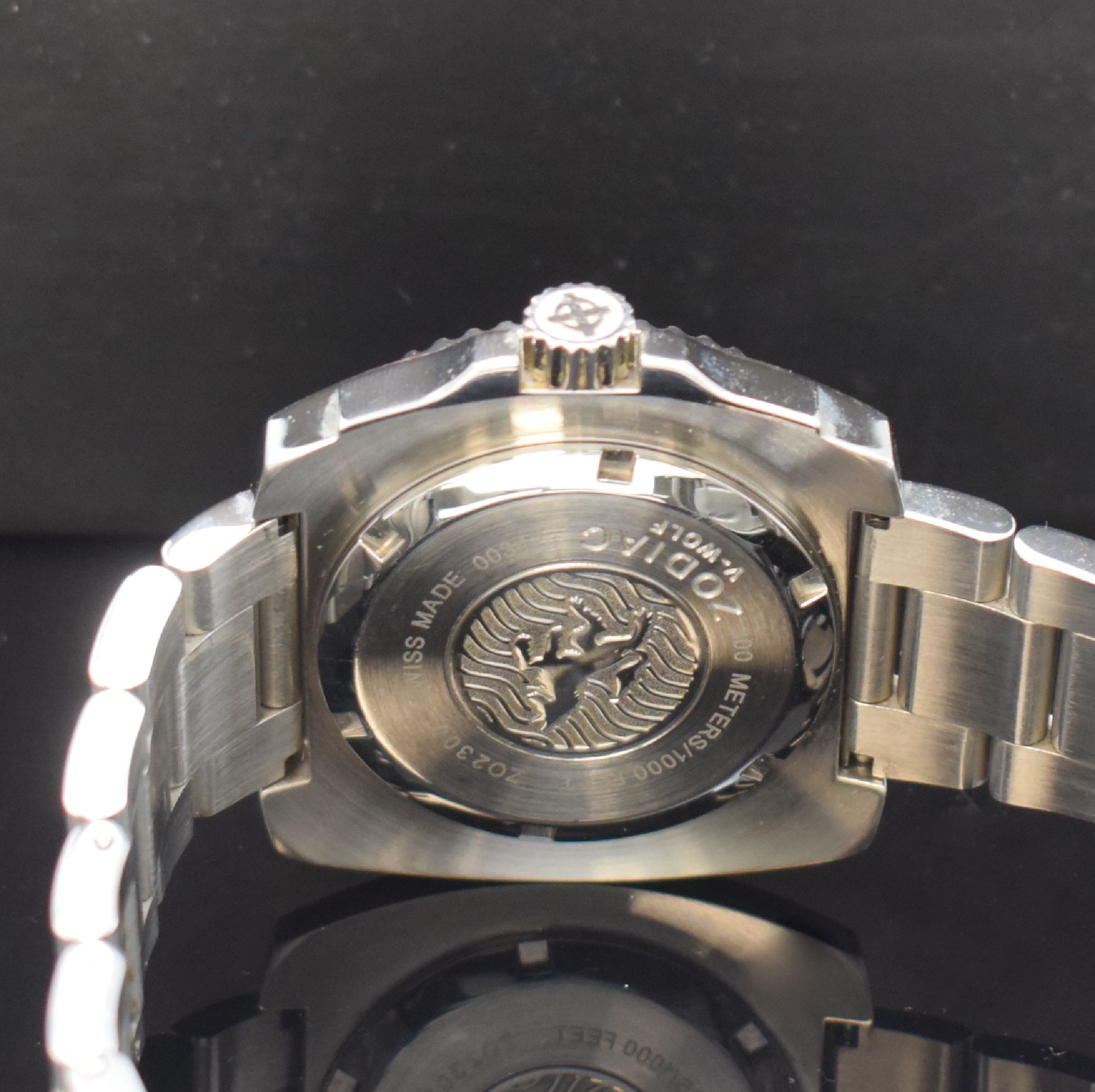 Detail d: ZODIAC V-Wolf Herrenarmbanduhr in Stahl Referenz ZO2300, Schweiz verk. lt. beil. Pap. 12/2004, quarz, Boden u. Krone verschr., orig. Gliederband m. ...