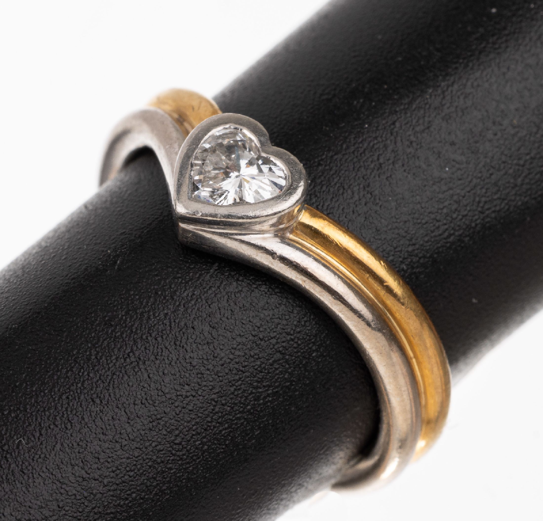 18 kt Gold Diamant-Ring, GG/WG 750/000, Diamant-Herz ca. 0.26 ct (grav.) Weiß/vvs, RW 52, total ca. 4.5 g