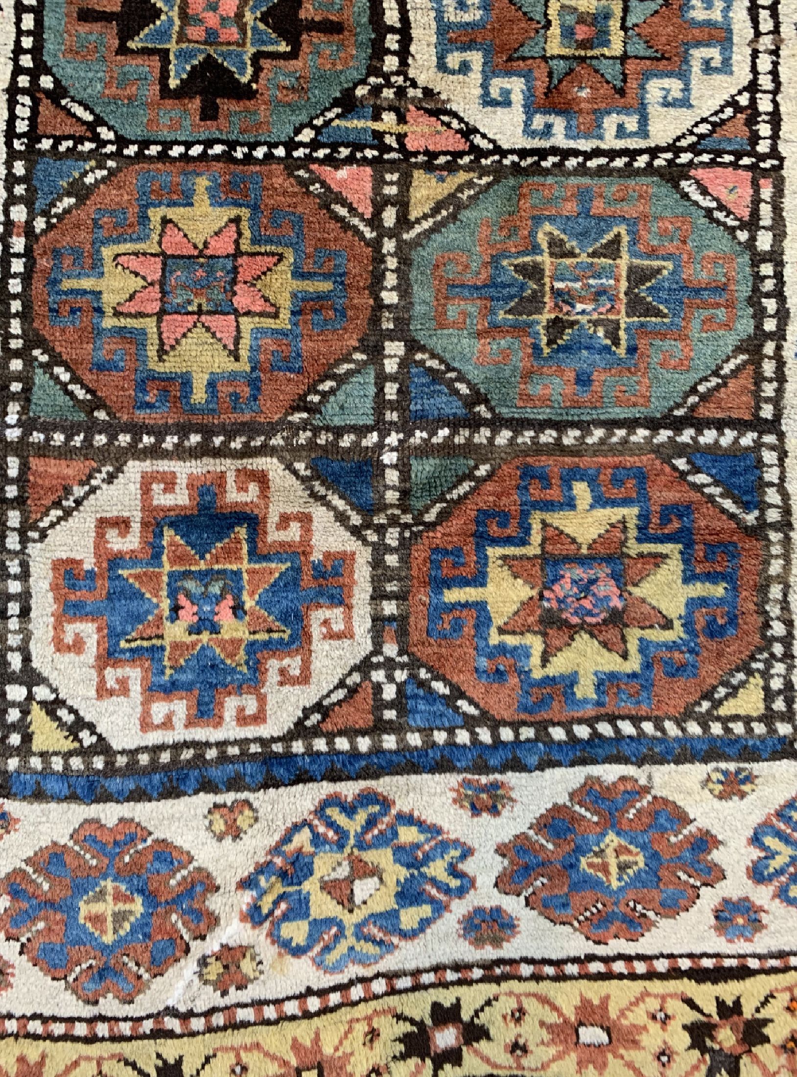 Detail b: Moghan antik, Kaukasus, 19.Jhd, Wolle auf Wolle, ca. 235 x 122 cm, Mottenfraß, EHZ: 3