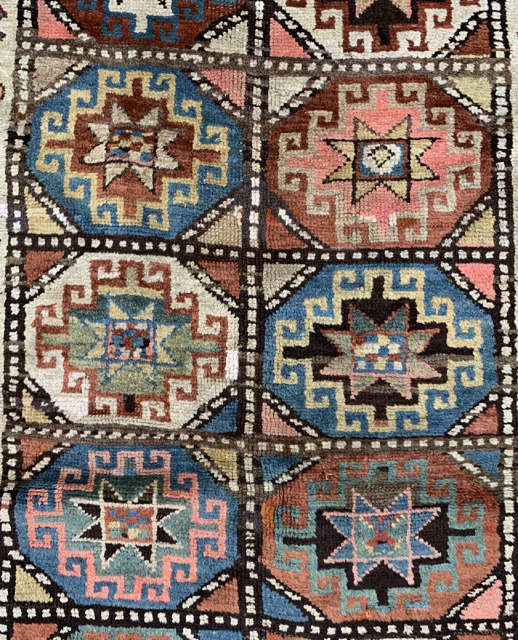 Detail c: Moghan antik, Kaukasus, 19.Jhd, Wolle auf Wolle, ca. 235 x 122 cm, Mottenfraß, EHZ: 3