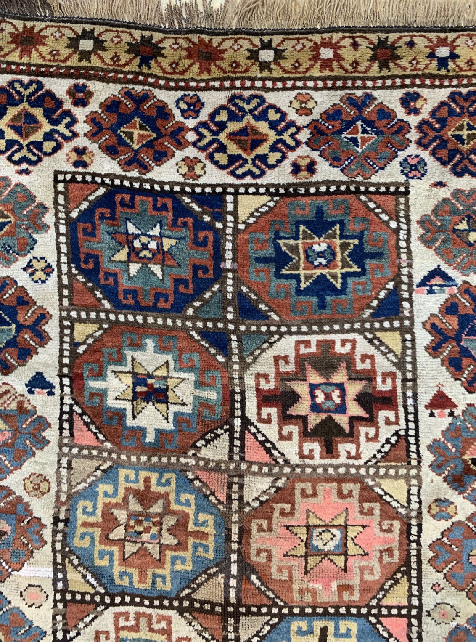 Detail d: Moghan antik, Kaukasus, 19.Jhd, Wolle auf Wolle, ca. 235 x 122 cm, Mottenfraß, EHZ: 3