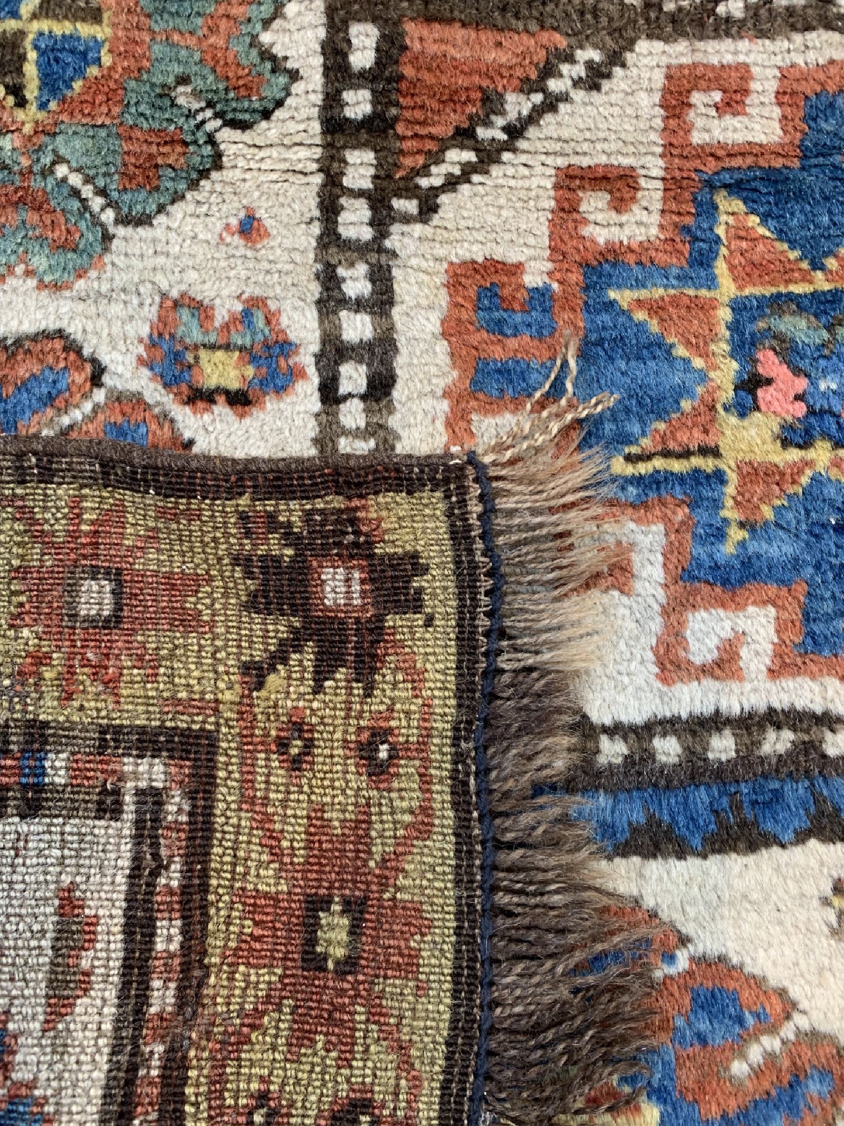 Detail e: Moghan antik, Kaukasus, 19.Jhd, Wolle auf Wolle, ca. 235 x 122 cm, Mottenfraß, EHZ: 3