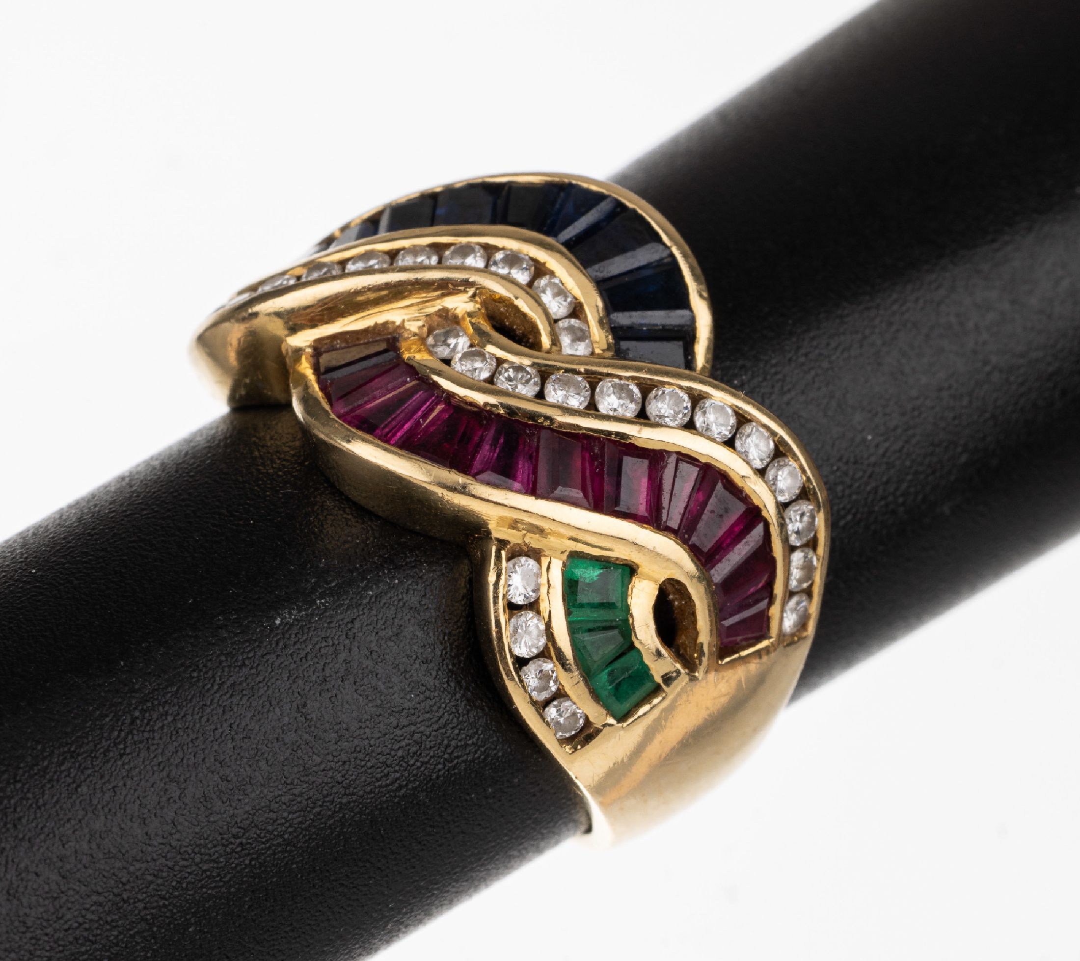 18 kt Gold Farbstein-Brillant-Ring, GG 750/000, 6 Smaragd-, 11 Rubin- und 11 Saphir-Baguettes bzw. Trapeze zus. ca. 5.0 ct, 42 Brillanten zus. ca. ...