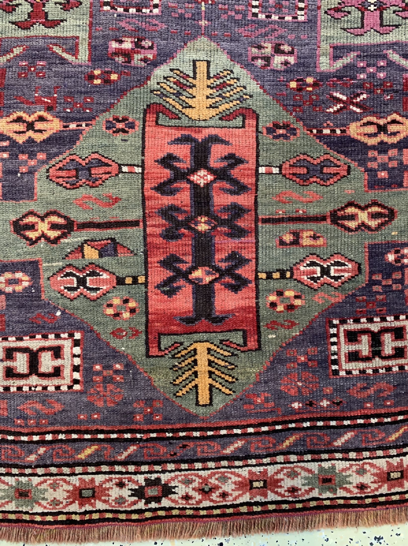 Detail b: Kazak alt, Kaukasus, um 1920/1930, Wolle auf Wolle, ca. 255 x 110 cm, EHZ: 2-3
