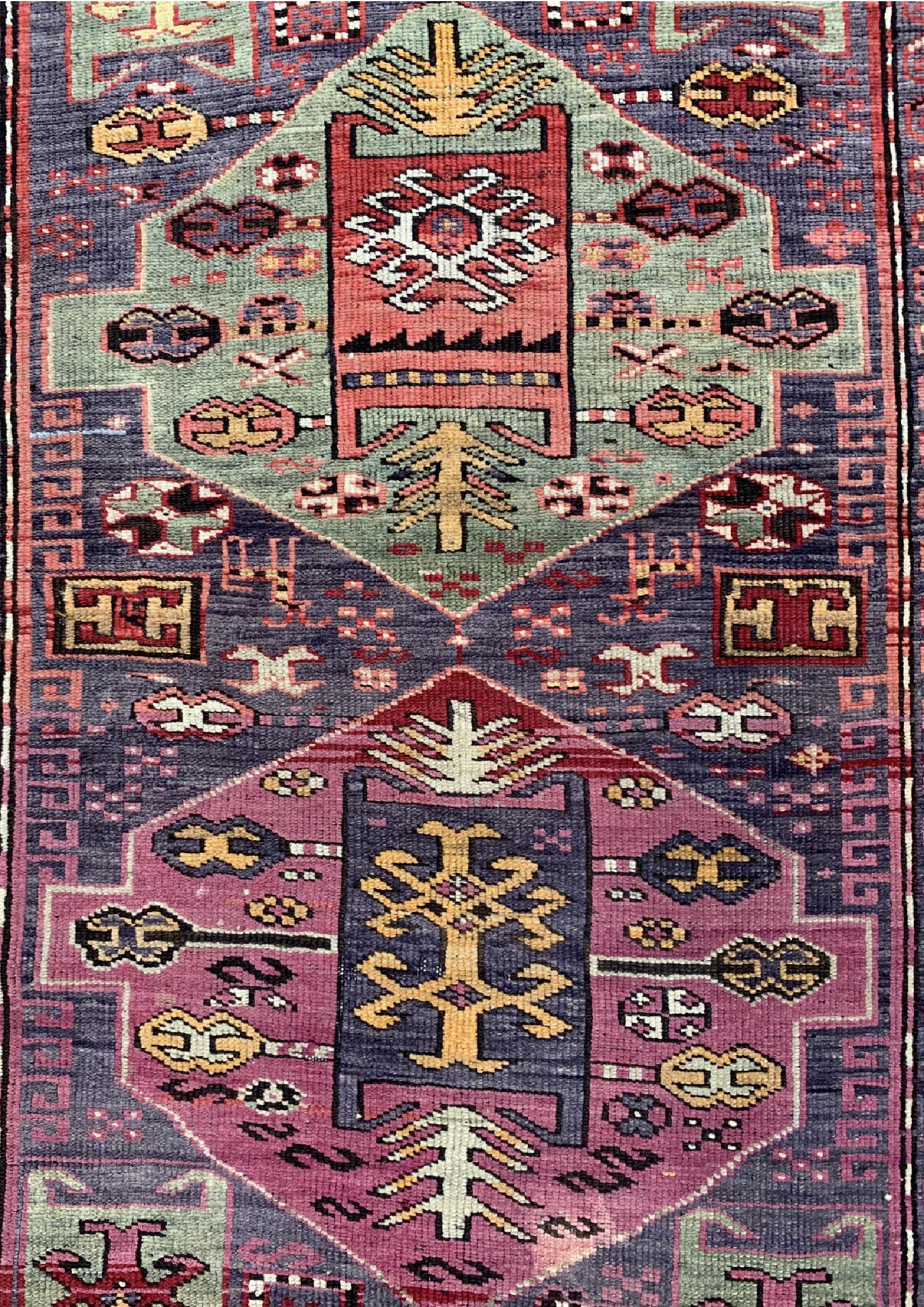 Detail c: Kazak alt, Kaukasus, um 1920/1930, Wolle auf Wolle, ca. 255 x 110 cm, EHZ: 2-3