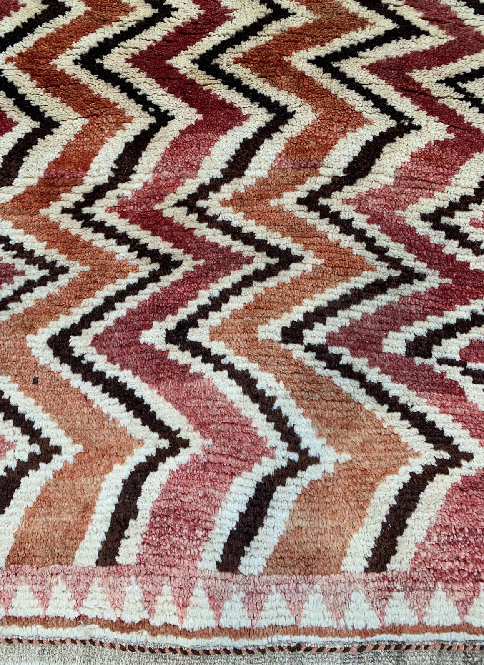 Detail b: Gabbeh alt, Persien, ca. 50 Jahre, Wolle auf Wolle, ca. 140 x 90 cm, EHZ: 2(kleines Loch).