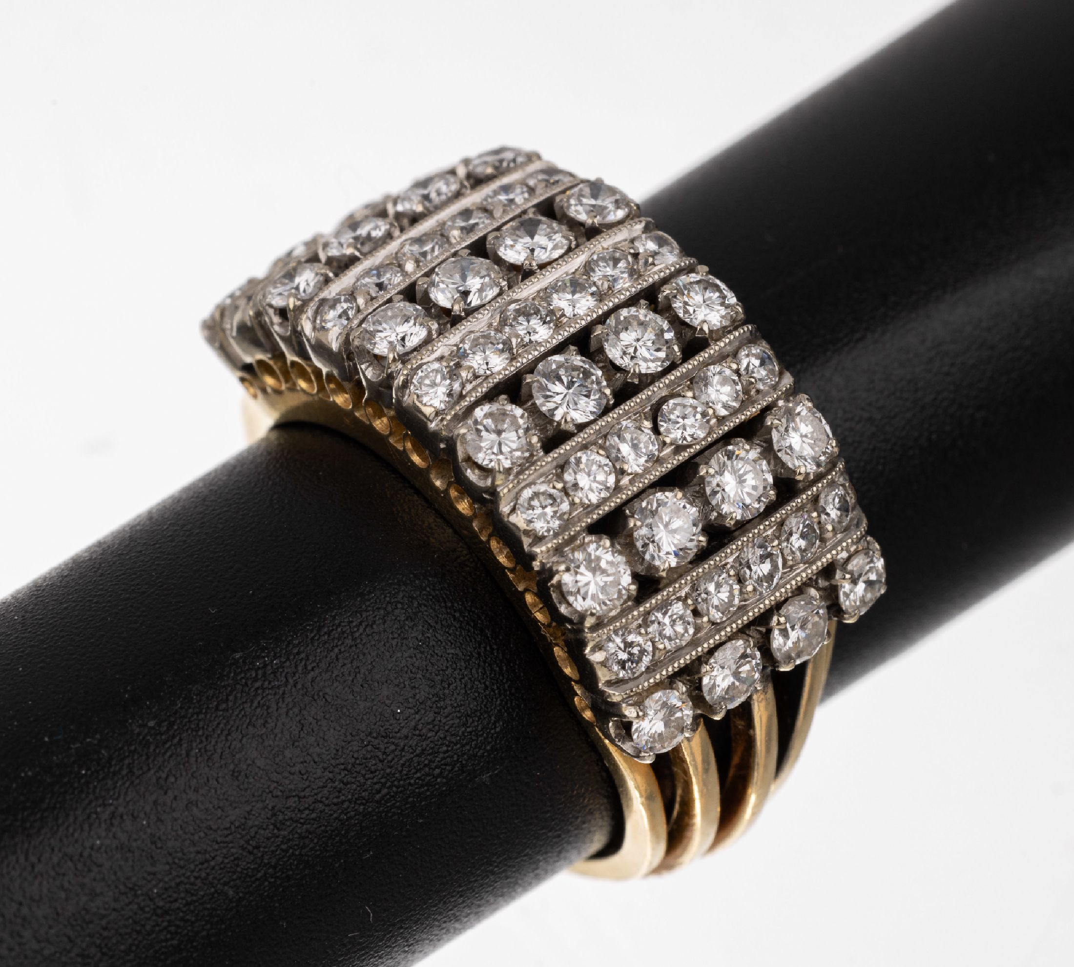 18 kt Gold Brillant-Ring, GG/WG 750/000, 54 Brillanten zus. ca. 2.0 ct feines Weiß-Weiß/lr-vs, RW 57, total ca. 9.1 g