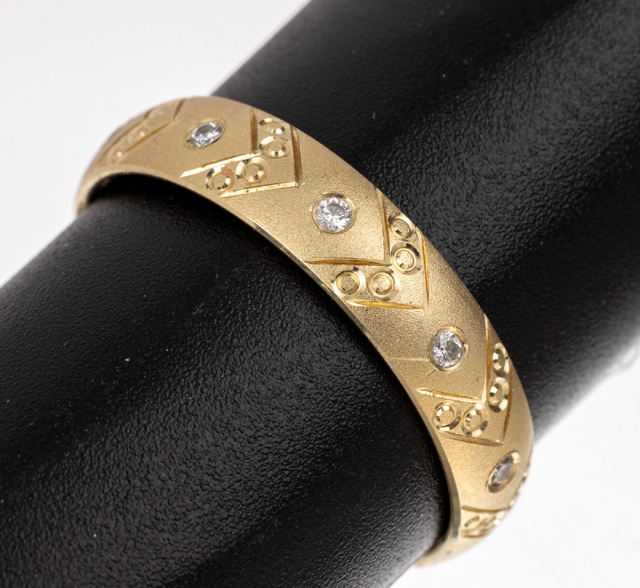14 kt Gold Brillant-Ring, GG 585/000, satiniert, umlaufender Dekor, rundum mit Brillanten zus. ca. 0.20 ct Weiß/vs, RW 66, total ca. 4.5 g, ...
